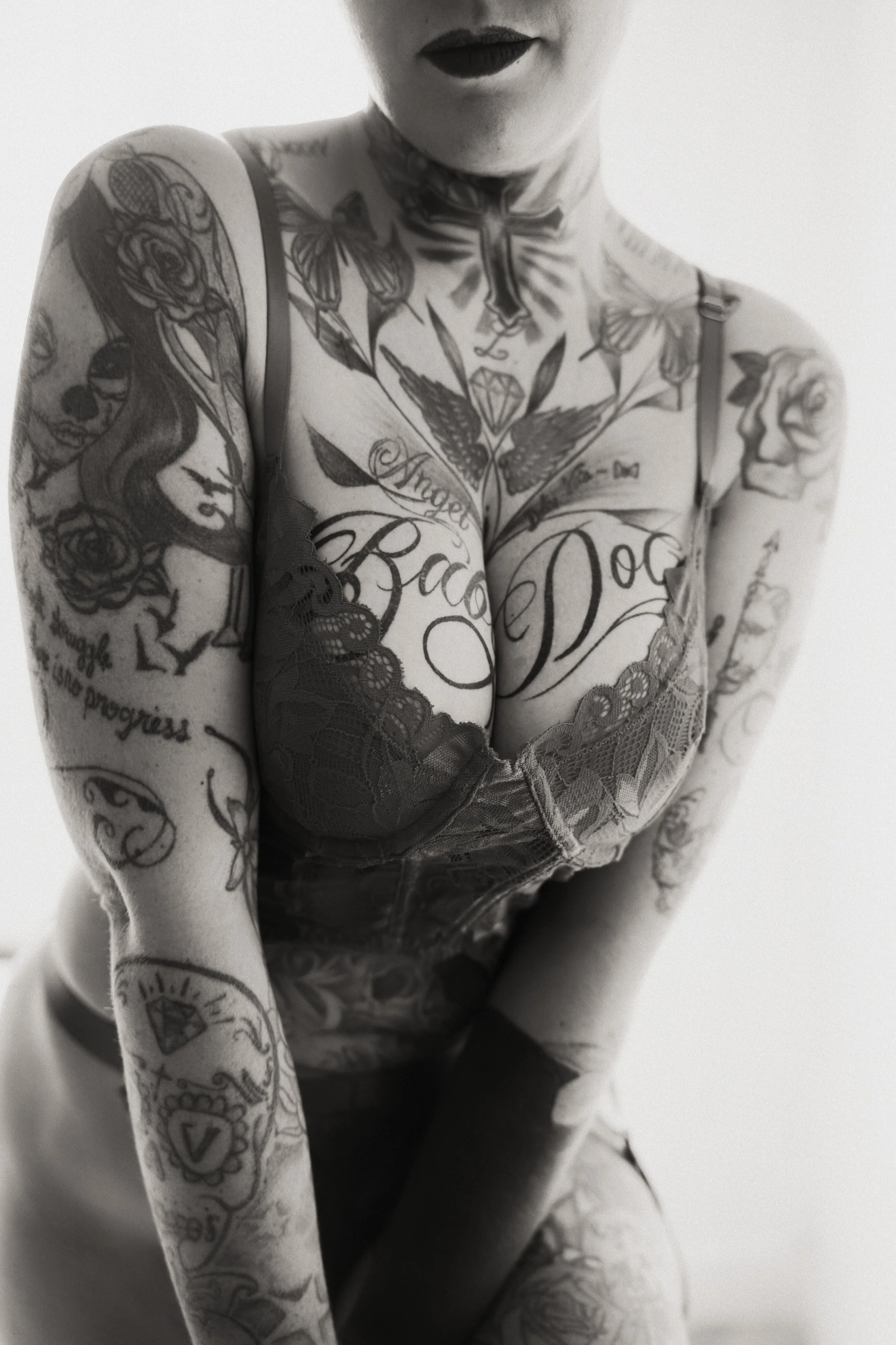 portrait-sexy-lingerie-detail-tatouages-poitrine-decollete-dentelle-noir-et-blanc-anne-gaelle-yoann-vareille-photographie-charme-sensualite-brive-correze-nouvelle-aquitaine.jpg