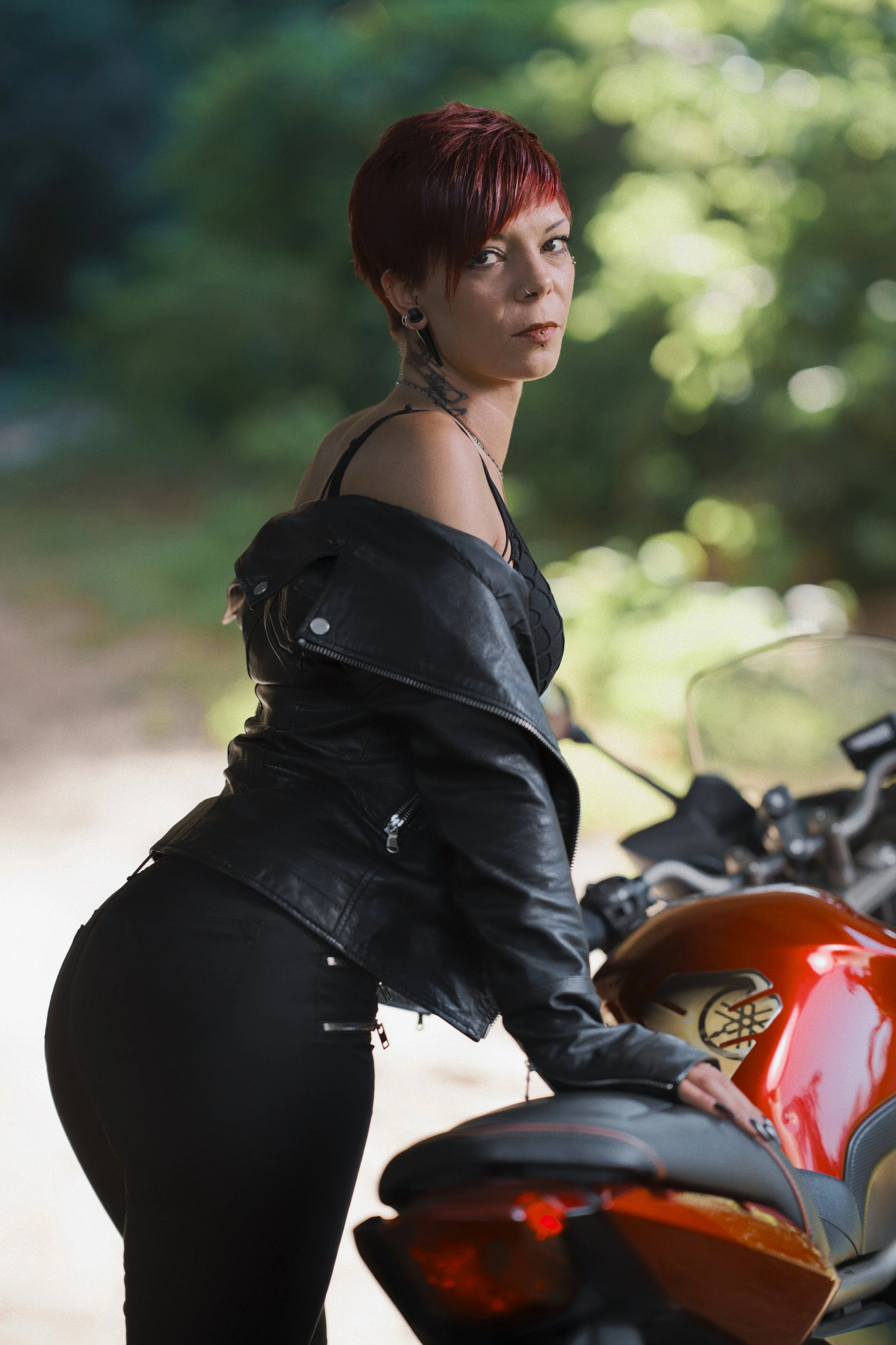 05-portrait-sexy-steffy-profil-moto-yoann-vareille-photographie-charme-sensualite-brive-correze-nouvelle-aquitaine.jpg