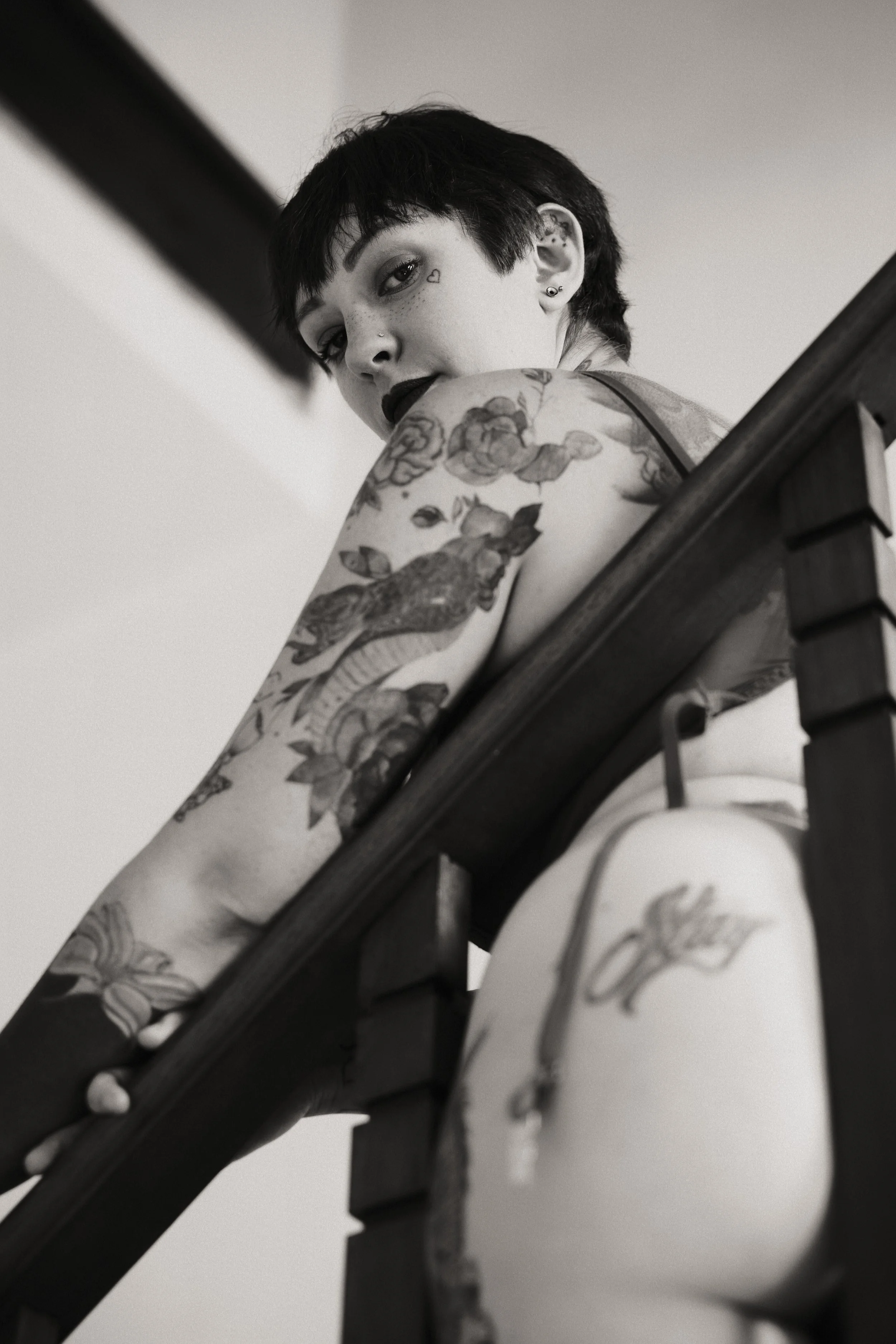 portrait-sexy-escalier-regard-epaule-fesses-noir-et-blanc-anne-gaelle-yoann-vareille-photographie-charme-sensualite-brive-correze-nouvelle-aquitaine.jpg