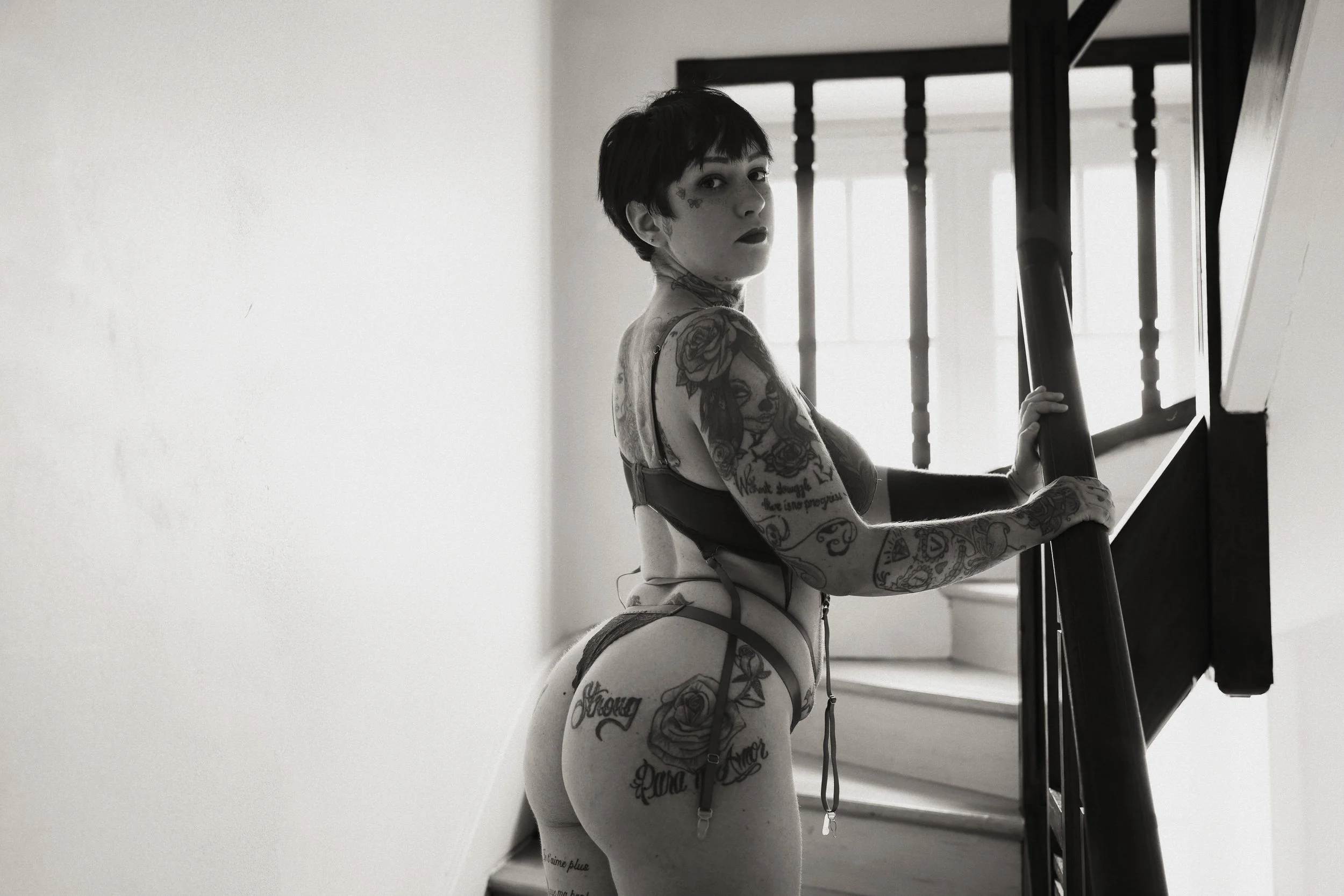 portrait-sexy-lingerie-string-fesses-escalier-debout-regard-camera-noir-et-blanc-anne-gaelle-yoann-vareille-photographie-charme-sensualite-brive-correze-nouvelle-aquitaine.jpg