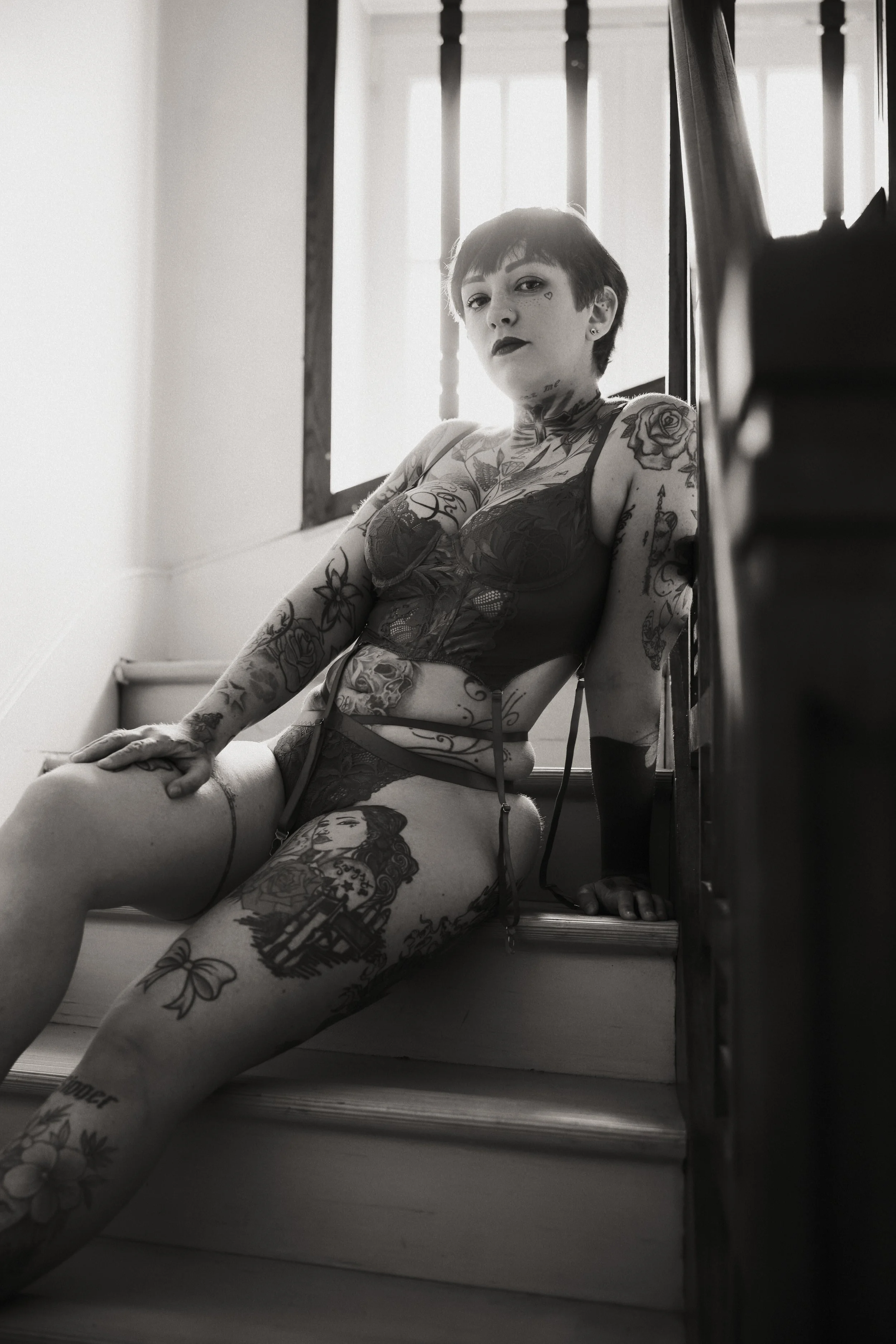 portrait-sexy-lingerie-bustier-assise-escalier-contre-jour-noir-et-blanc-anne-gaelle-yoann-vareille-photographie-charme-sensualite-brive-correze-nouvelle-aquitaine.jpg