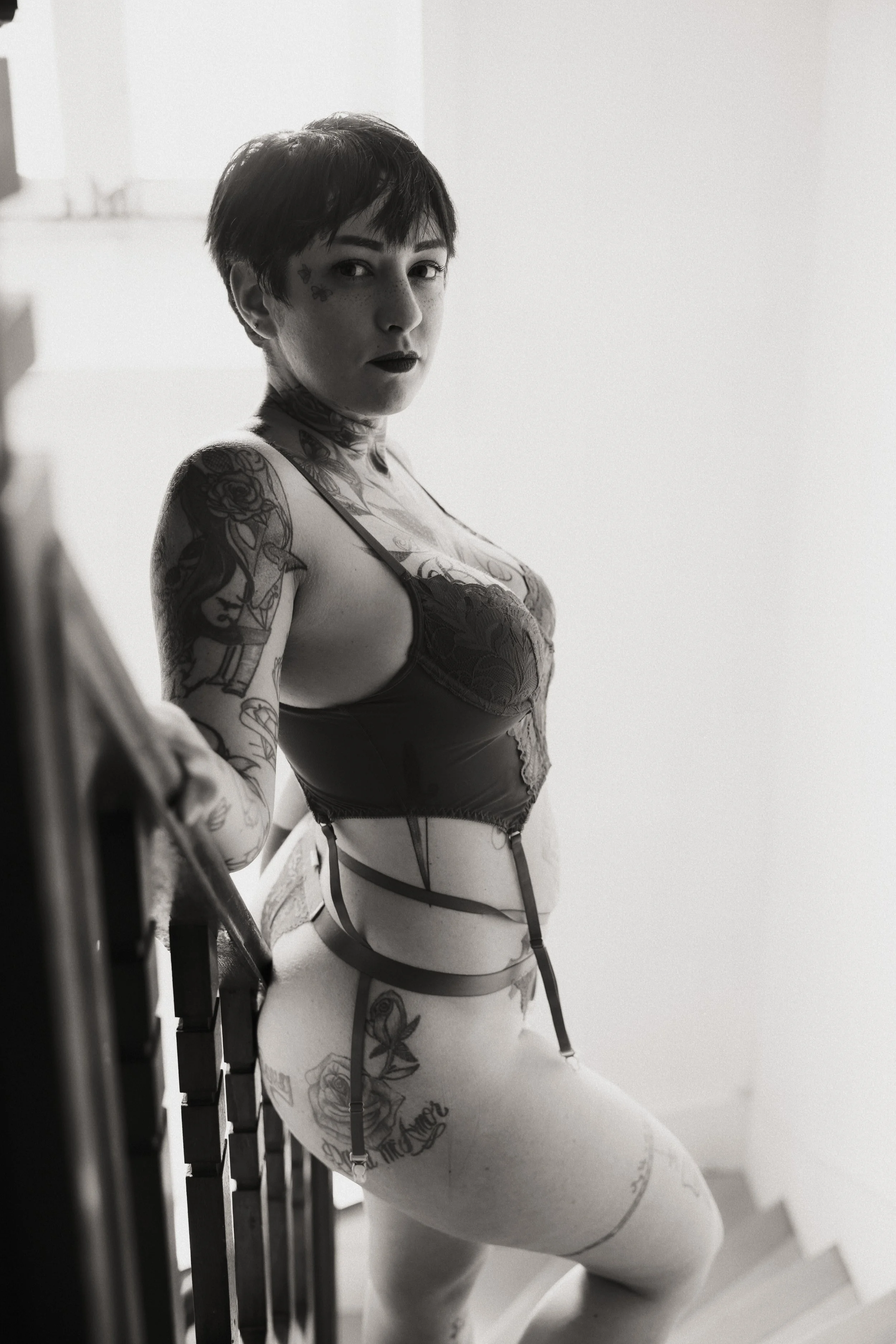 portrait-sexy-lingerie-string-fesses-debout-escalier-regard-intense-noir-et-blanc-anne-gaelle-yoann-vareille-photographie-charme-sensualite-brive-correze-nouvelle-aquitaine.jpg