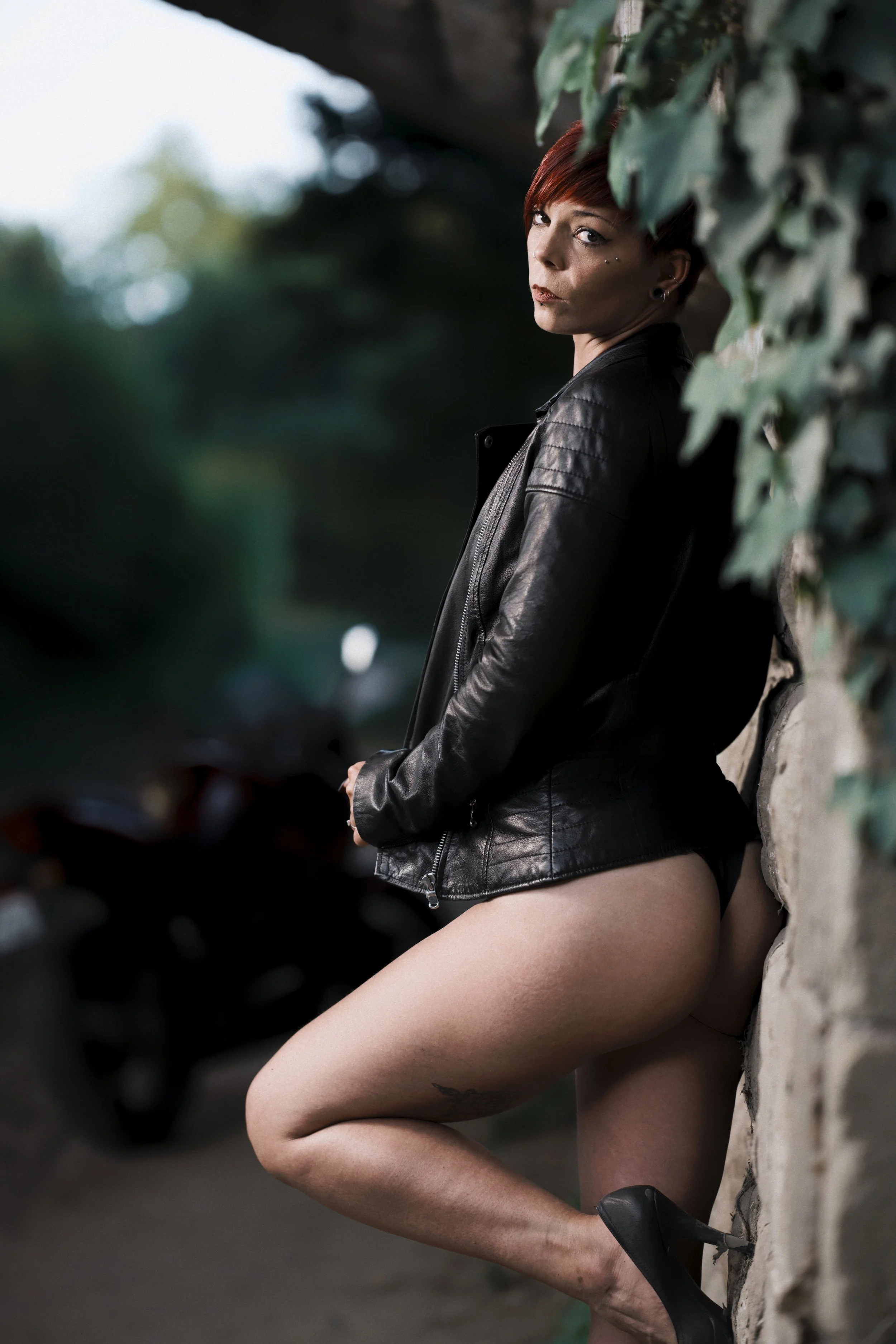 31-portrait-sexy-steffy-appuyee-mur-blouson-cuir-talons-yoann-vareille-photographie-charme-sensualite-brive-correze-nouvelle-aquitaine.jpg