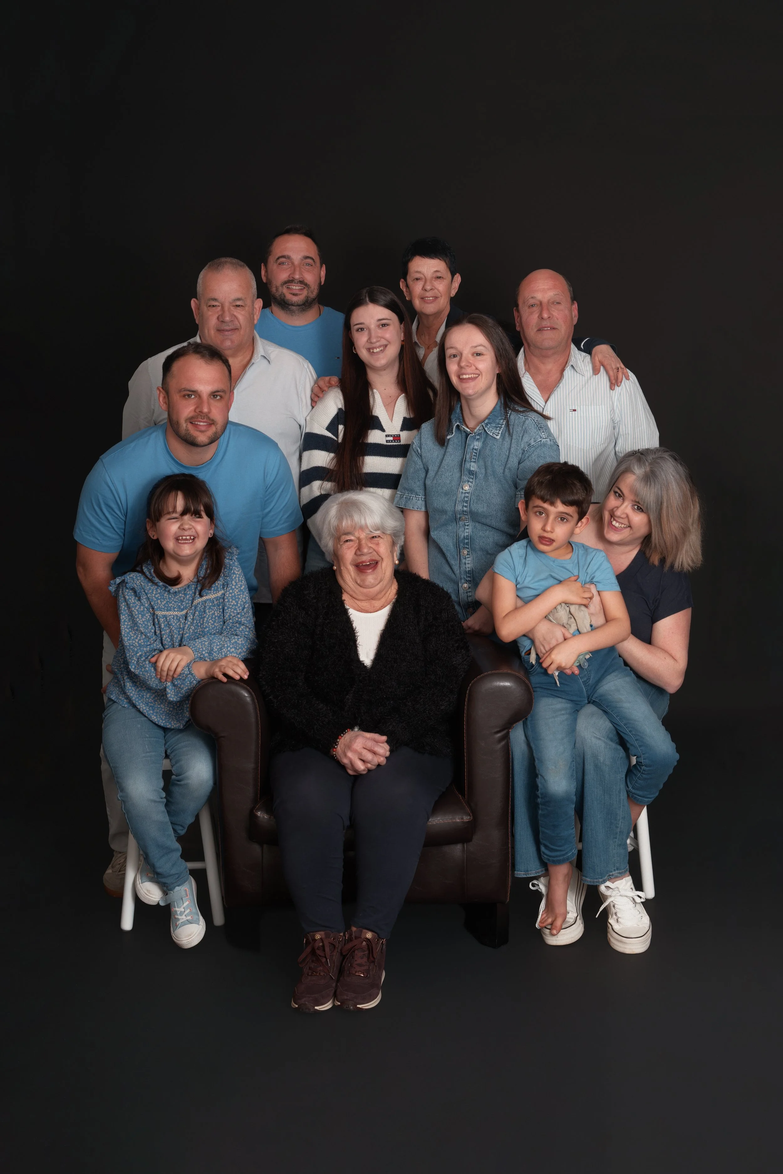 portrait-famille-quatres-generations-studio-fond-noir-yoann-vareille-photographe-brive-correze-nouvelle-aquitaine.jpg