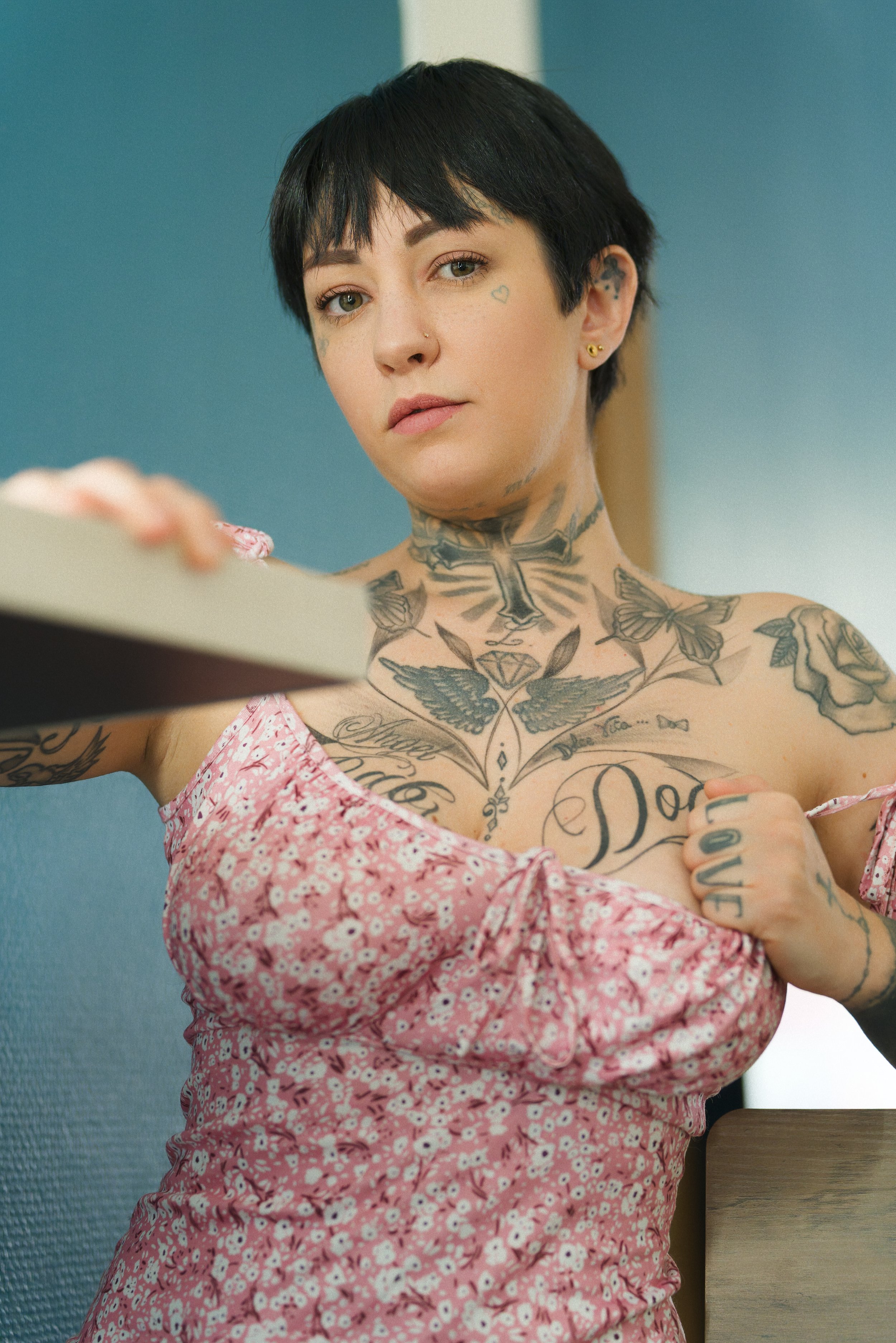 10-portrait-sexy-femme-tatouee-anne-gaelle-appuyee-table-robe-rose-yoann-vareille-photographie-charme-sensualite-brive-correze.jpg