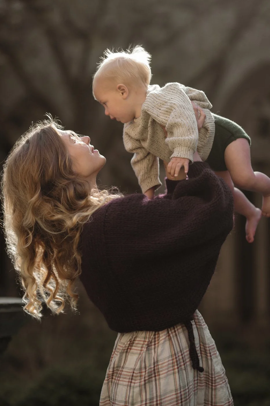 Motherhood fotoshoot van moeder en kind in de stad