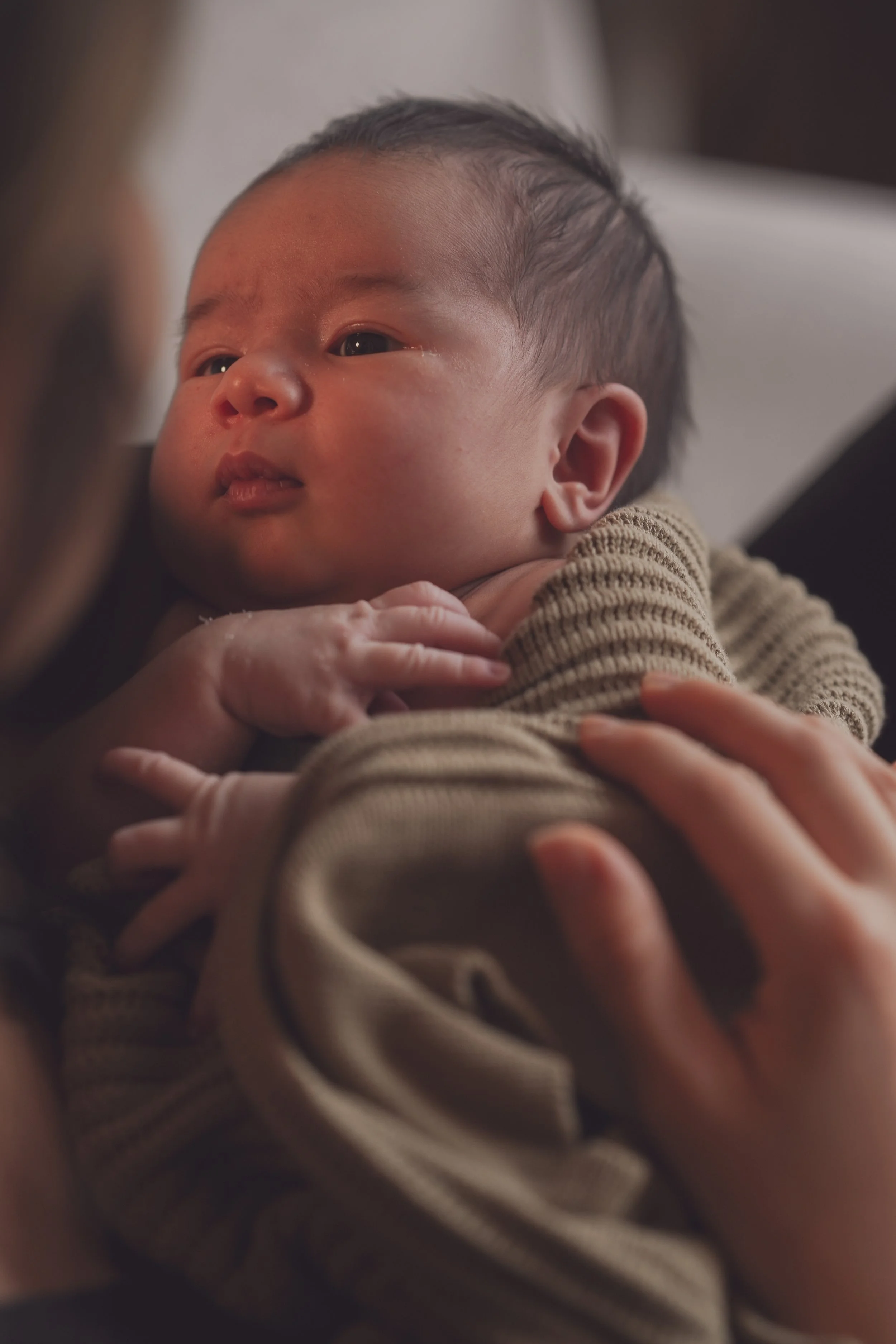 moeder en baby. Newborn fotoshoot thuis. 