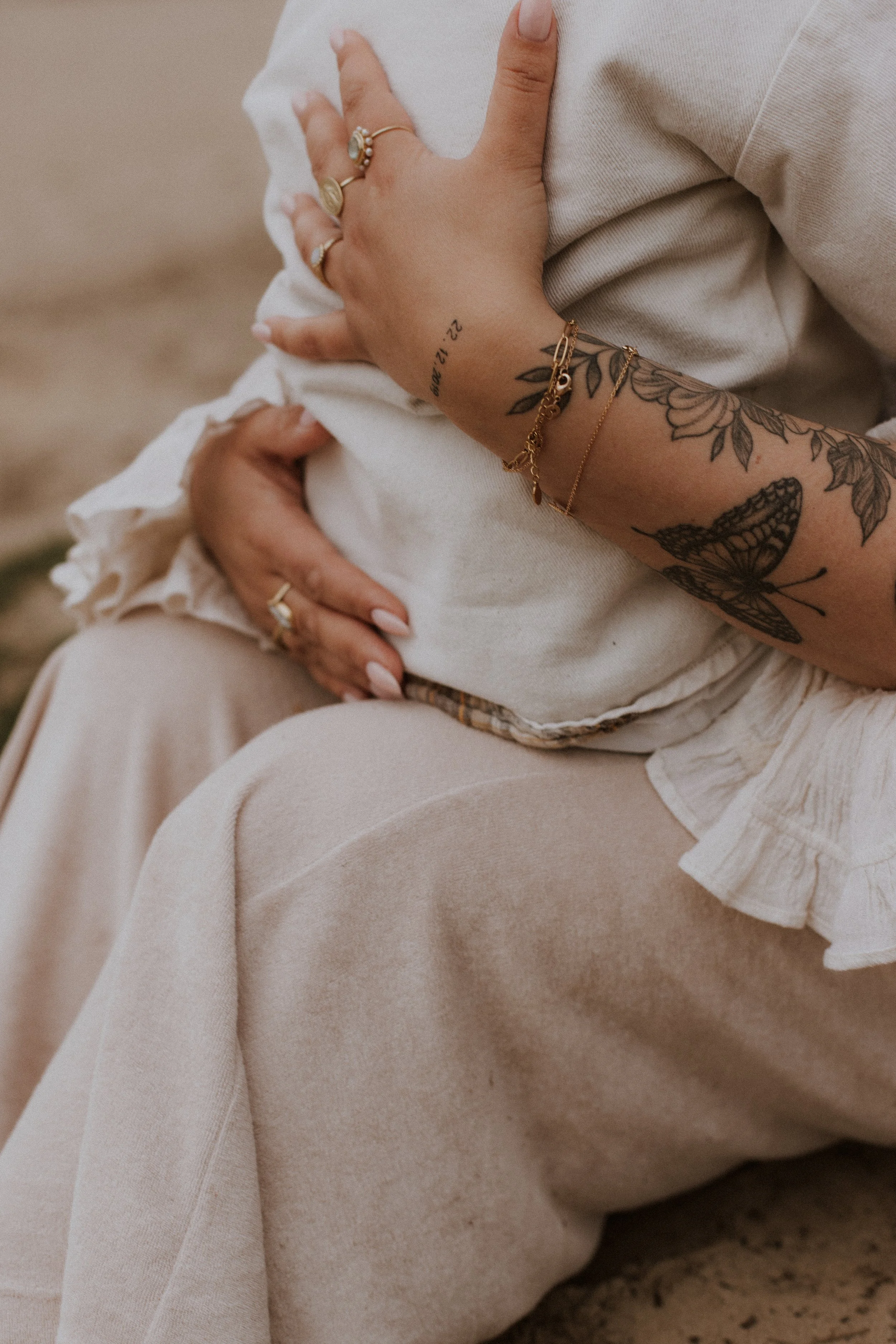 Moederlijke aanraking – detail van een familieshoot in Soesterduinen