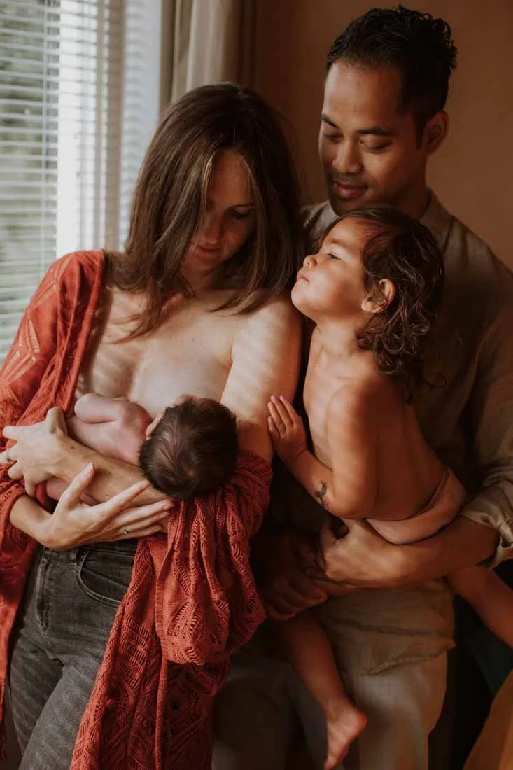 Newbornshoot in de ochtend – natuurlijk licht en liefde thuis