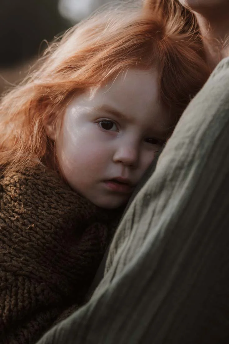 Portret van een meisje tijdens familieshoot in Soestduinen