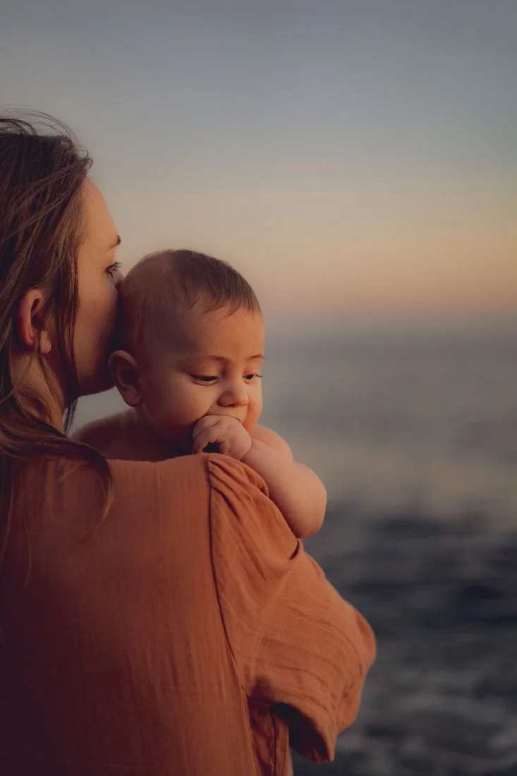 Moeder en zoon aan zee bij zonsondergang – Ara Schrijvers Fotografie