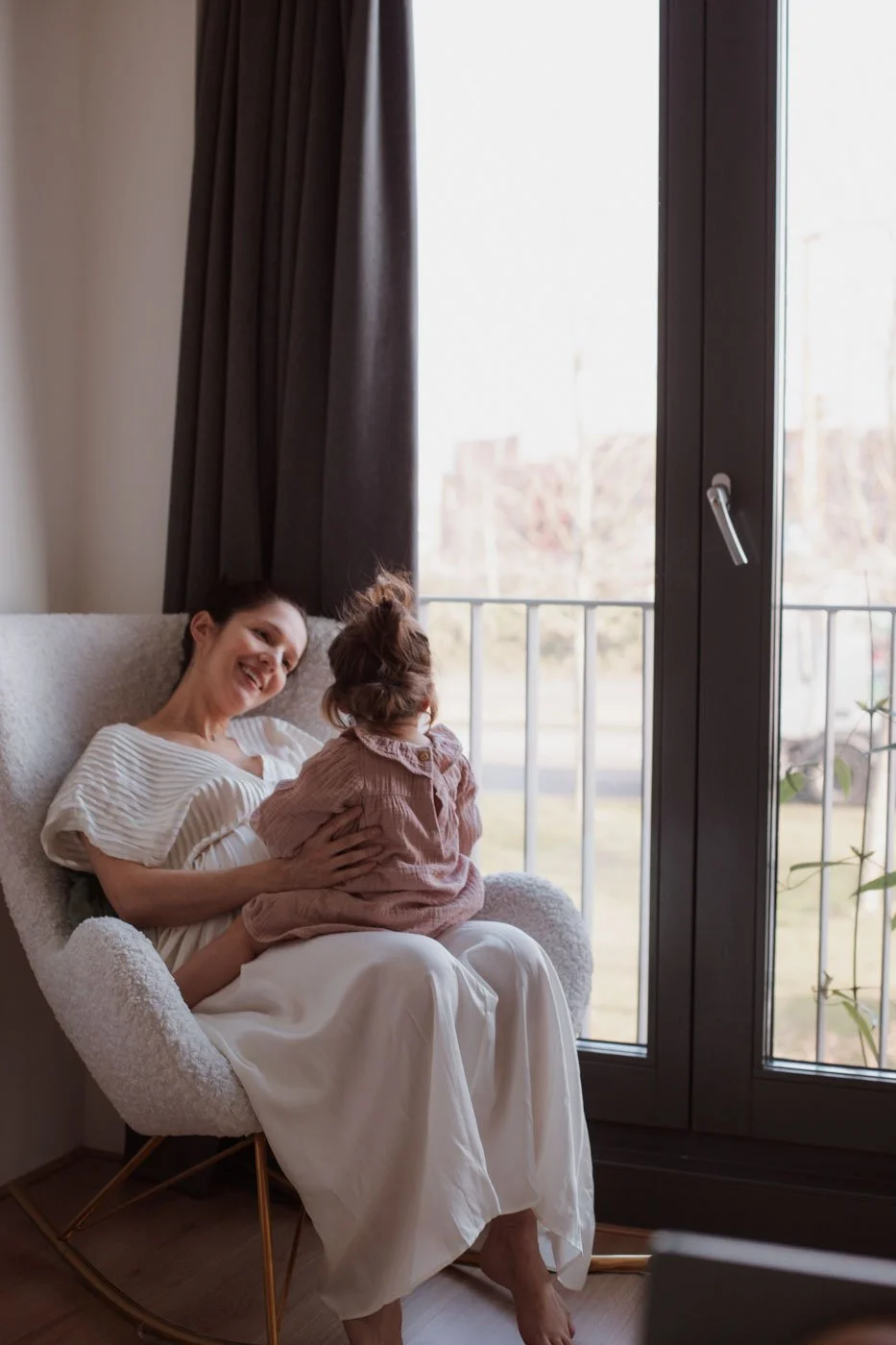 Familiefotografie Utrecht – moeder en dochter thuis op de bank | Ara Schrijvers