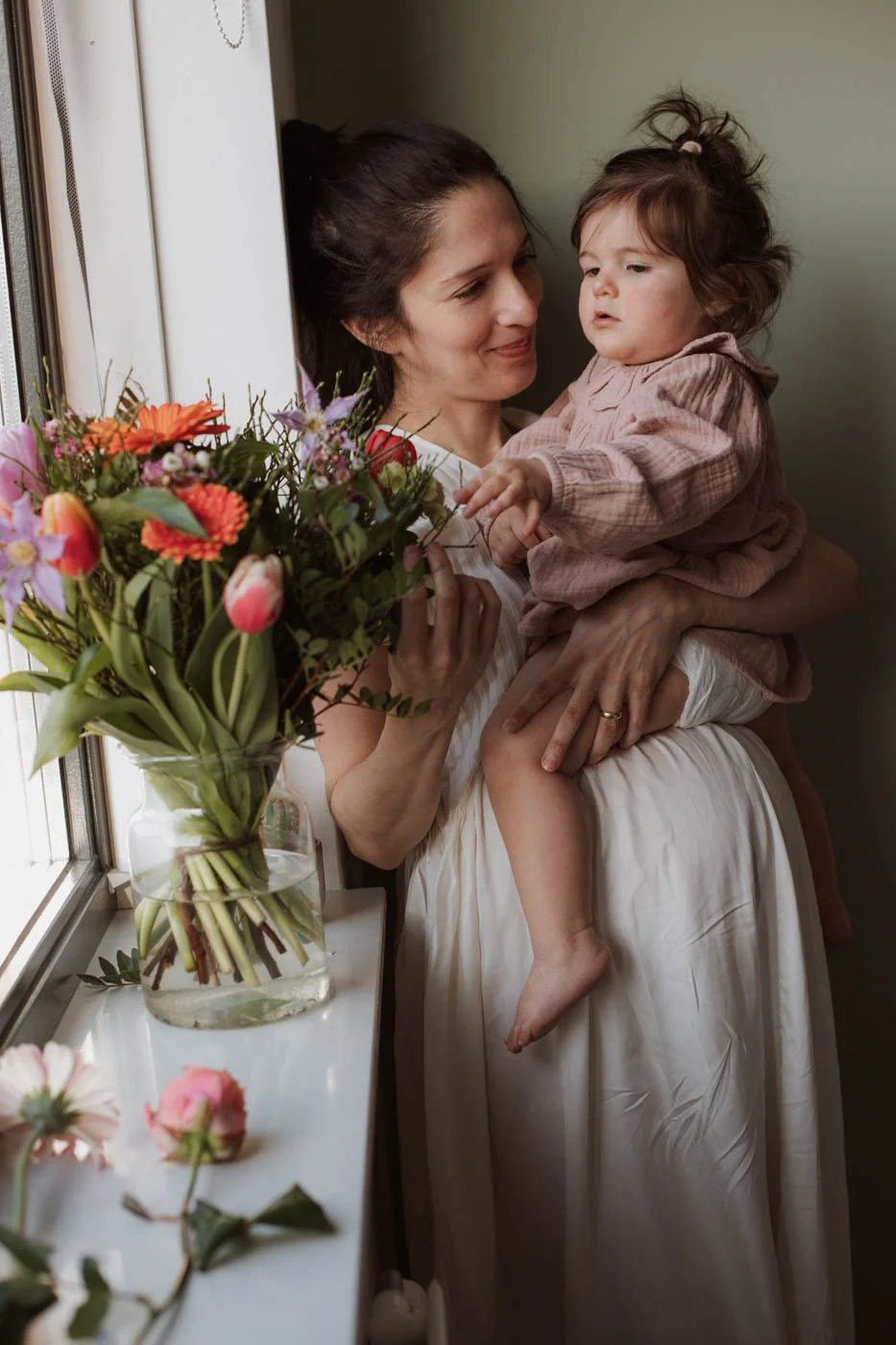 Lifestyle zwangerschapsfotografie Utrecht – moeder met dochter bij bloemen | Ara Schrijvers