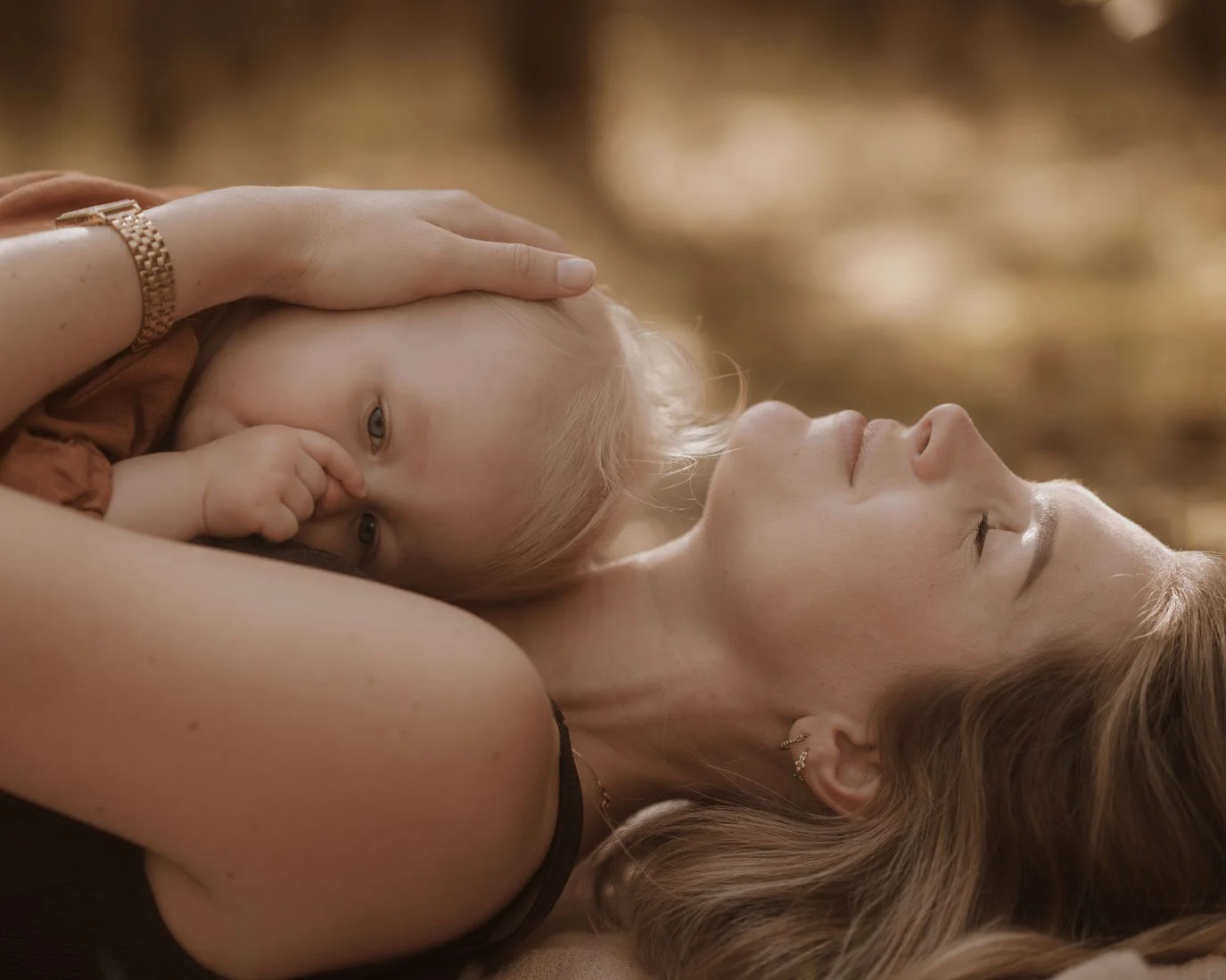 Mama en baby fotoshoot in het bos van Utrecht – Ara Schrijvers Photography