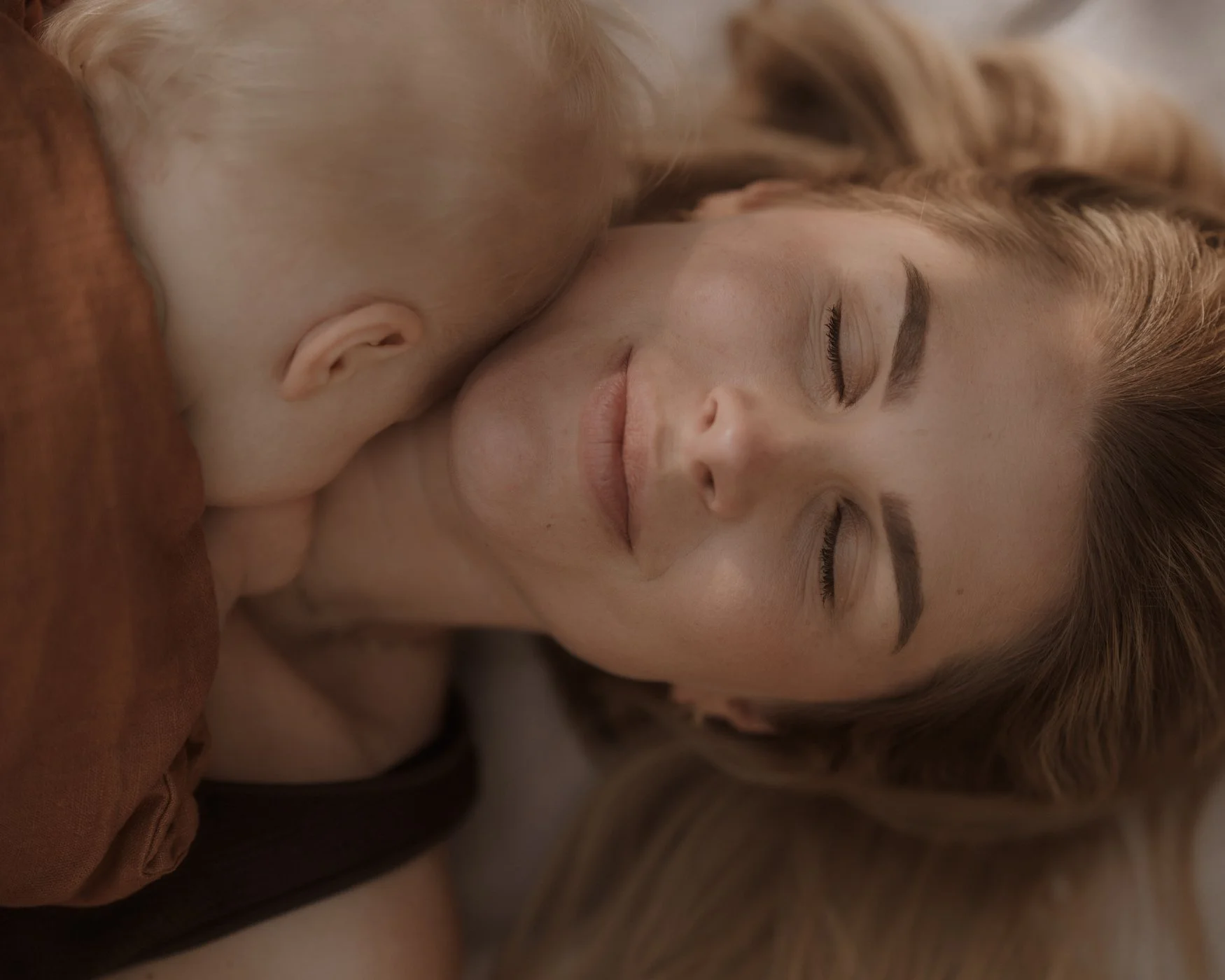 Moeder en baby portret in Soestduinen – motherhood fotoshoot in Utrecht