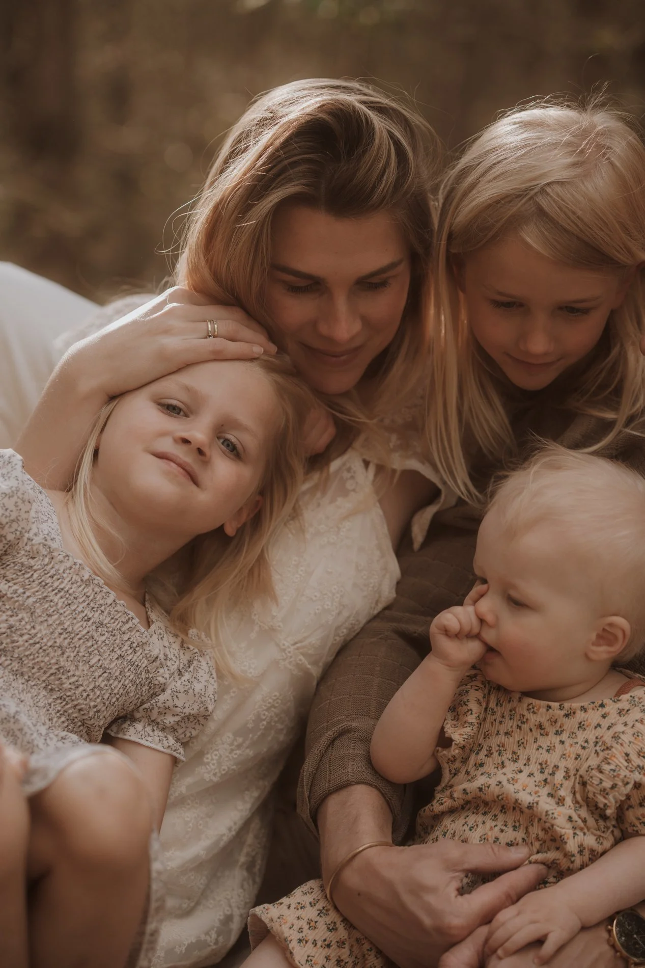 moeder en dochters portrait in het bos - familie fotoshoot in Soestduinen