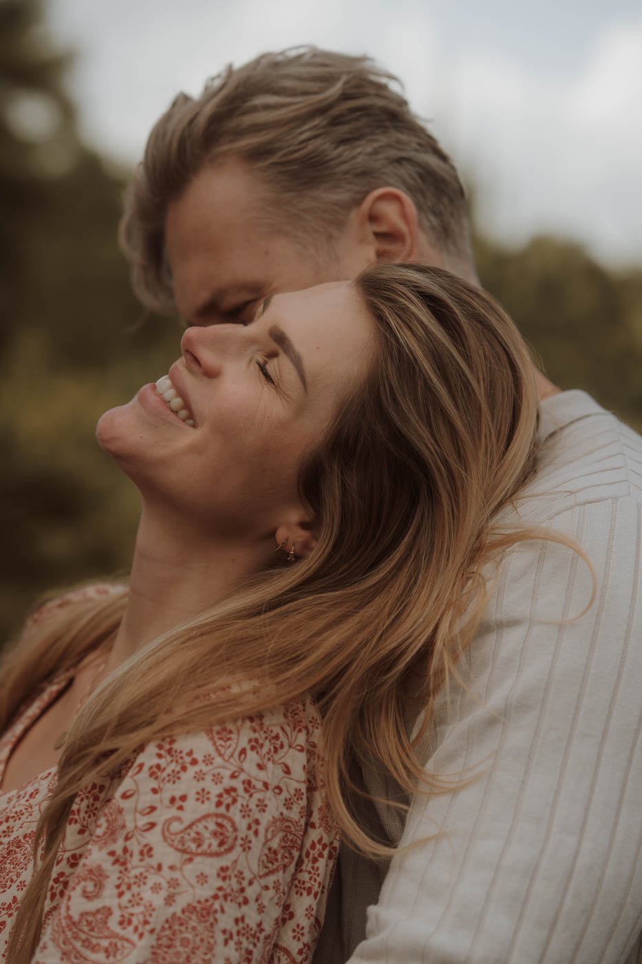 Romantisch koppel tijdens familieshoot – Soestduinen