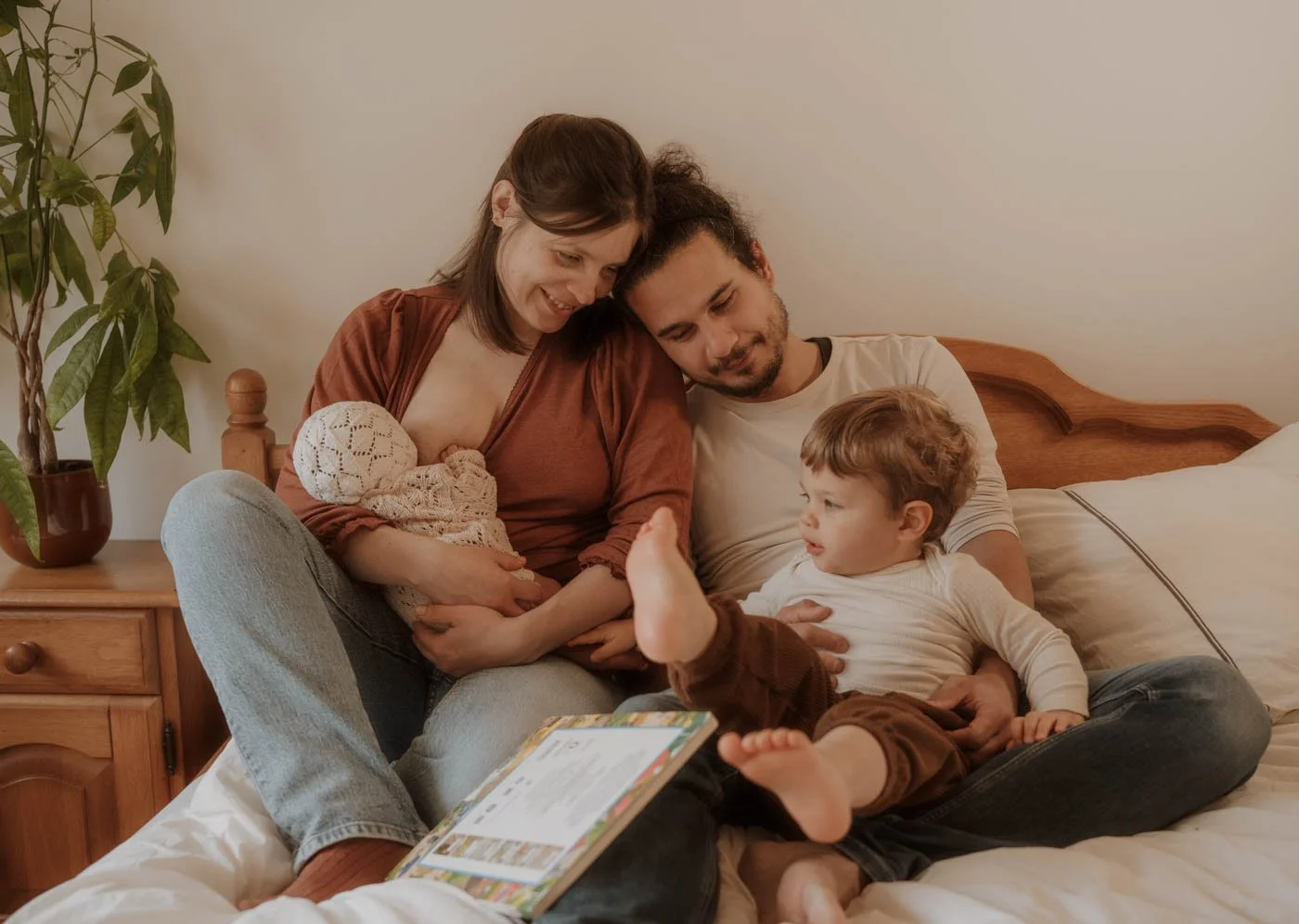 Natuurlijke newborn fotografie – gezinsmomenten thuis