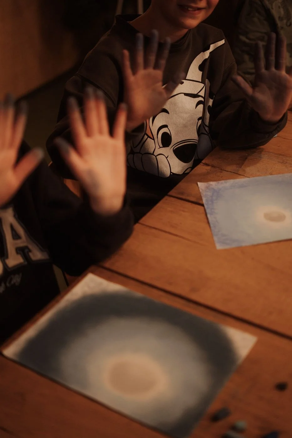 Branding fotografie – creatieve workshop: handen vol bijenwaskrijtjes