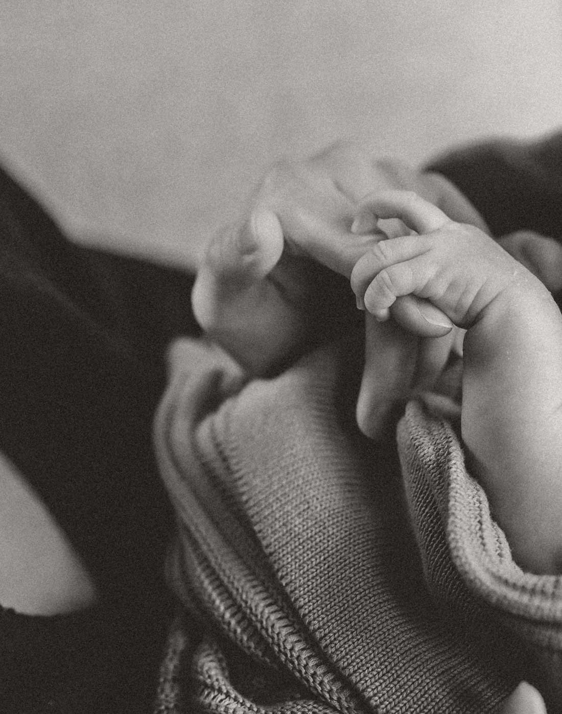 handjes met een pasgeboren baby-newborn fotoshoot door Ara Schrijvers.