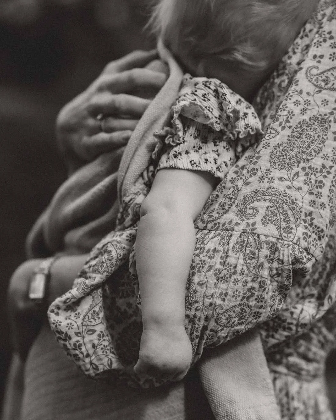 Emotionele familiefotografie in Utrecht waarin de band tussen moeder en baby centraal staat.