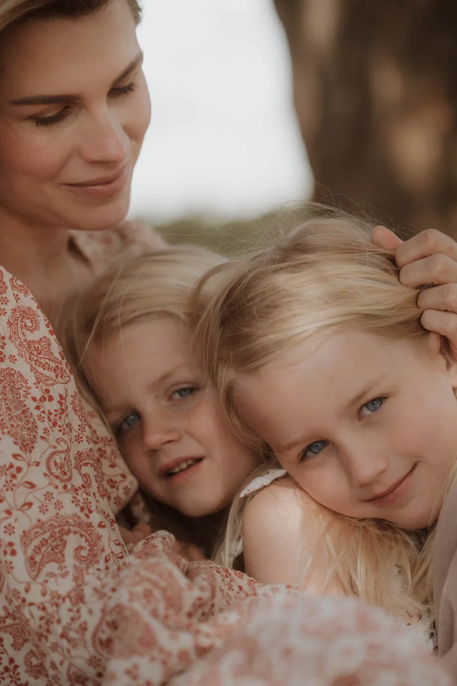 Moeder met haar twee dochters – Lifestyle familiefotografie in Utrecht