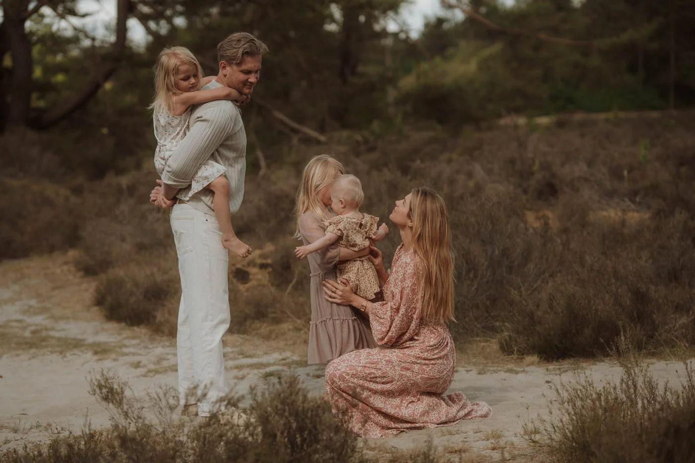 Natuurlijk familieportret – Emotionele familiefotografie Utrecht