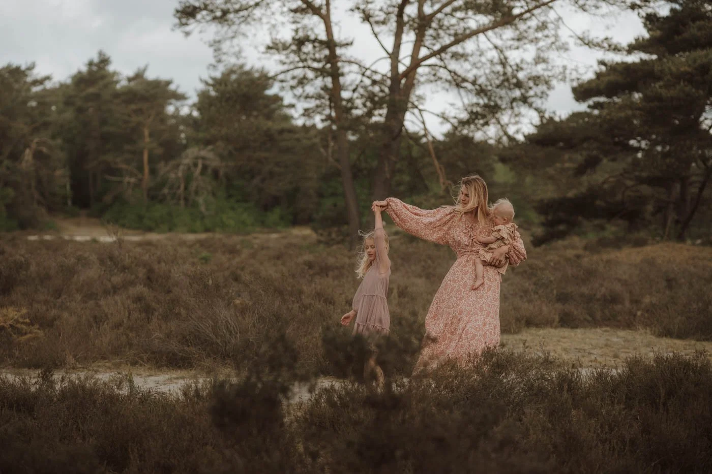 Moeder danst met haar dochters – Lifestyle familiefotografie Utrecht