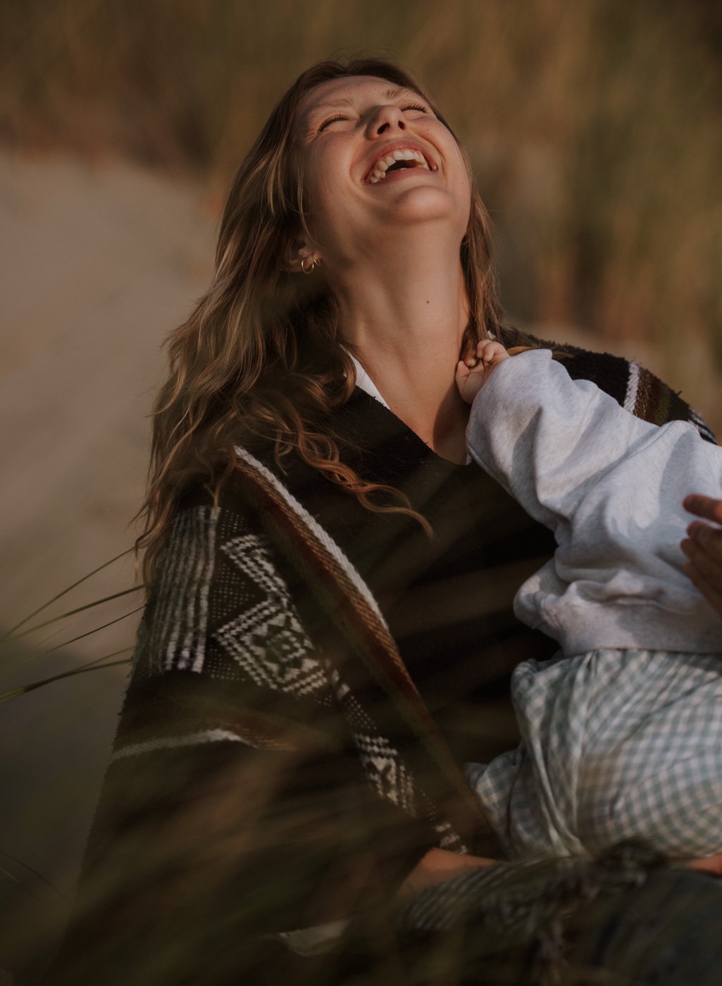 moeder-en-baby-fotoshoot-aan-zee-den-haag.jpg