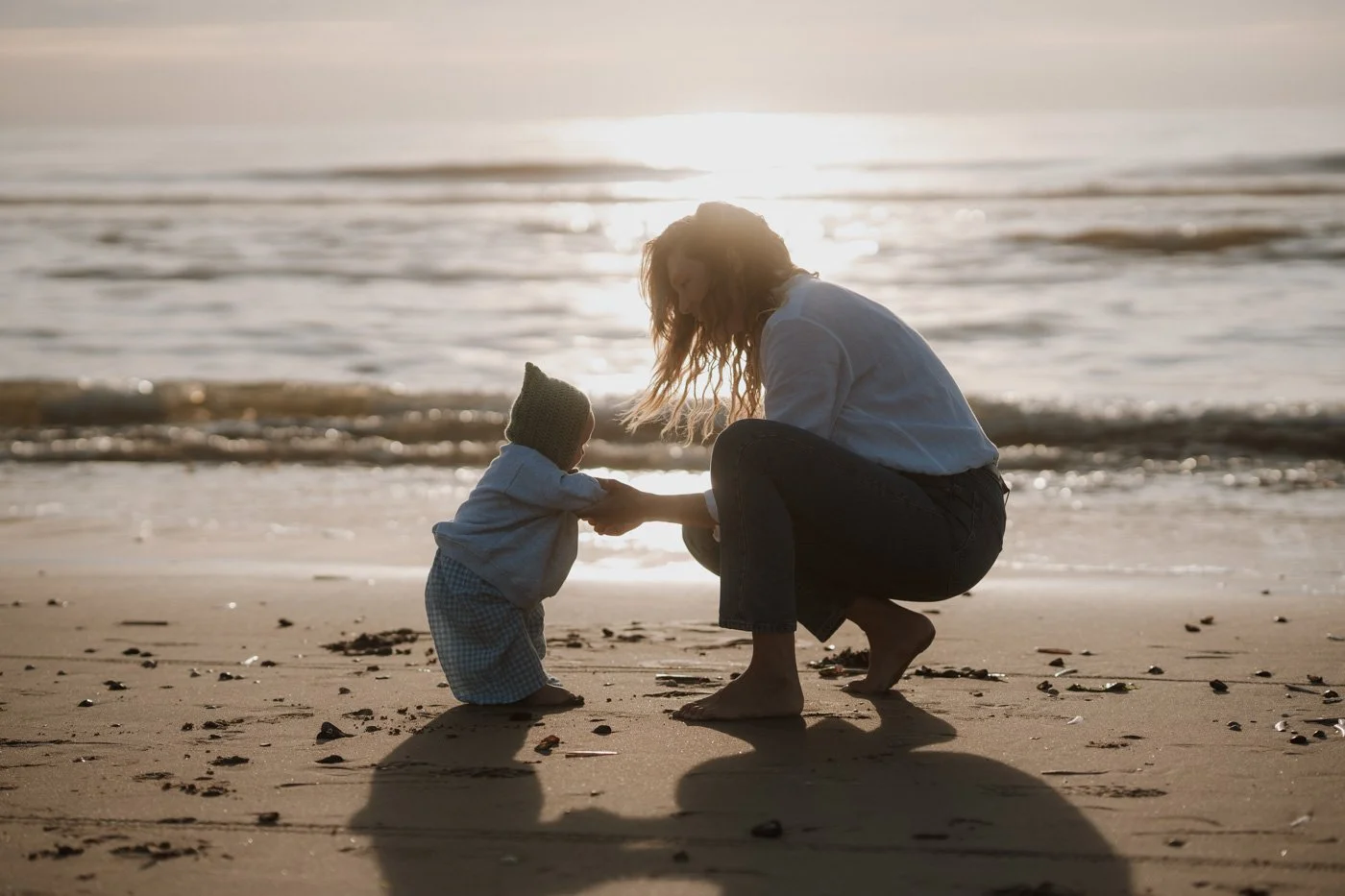 Moeder en baby fotoshoot op het strand in Den Haag | Ara Schrijvers