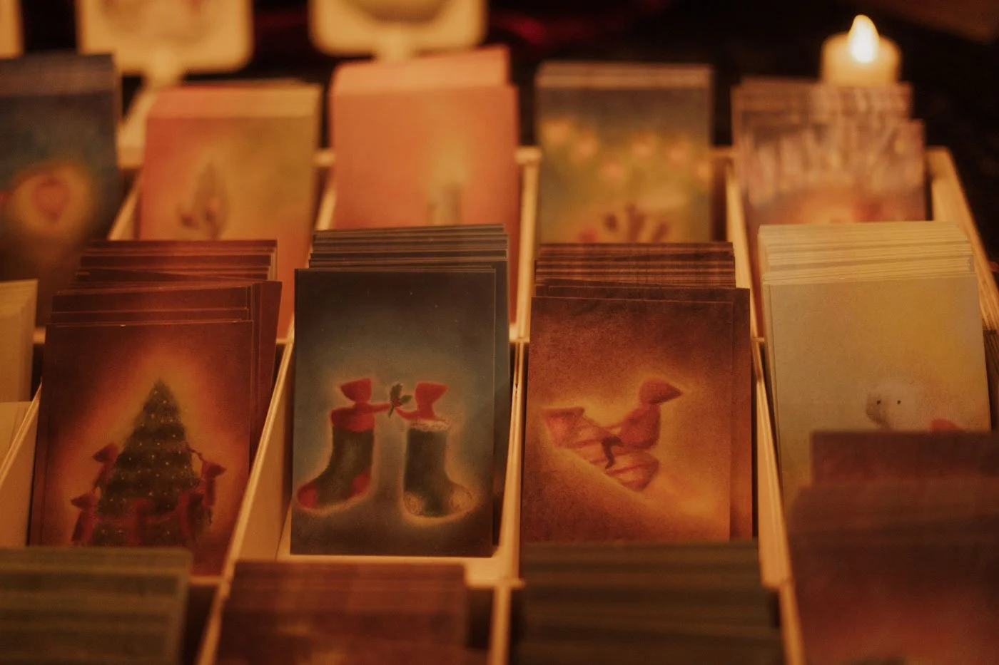 Branding fotografie voor ondernemers: illustratrice Lot Bouwes bij haar stand tijdens de Waldorf Advent Fair, gefotografeerd door Ara Schrijvers