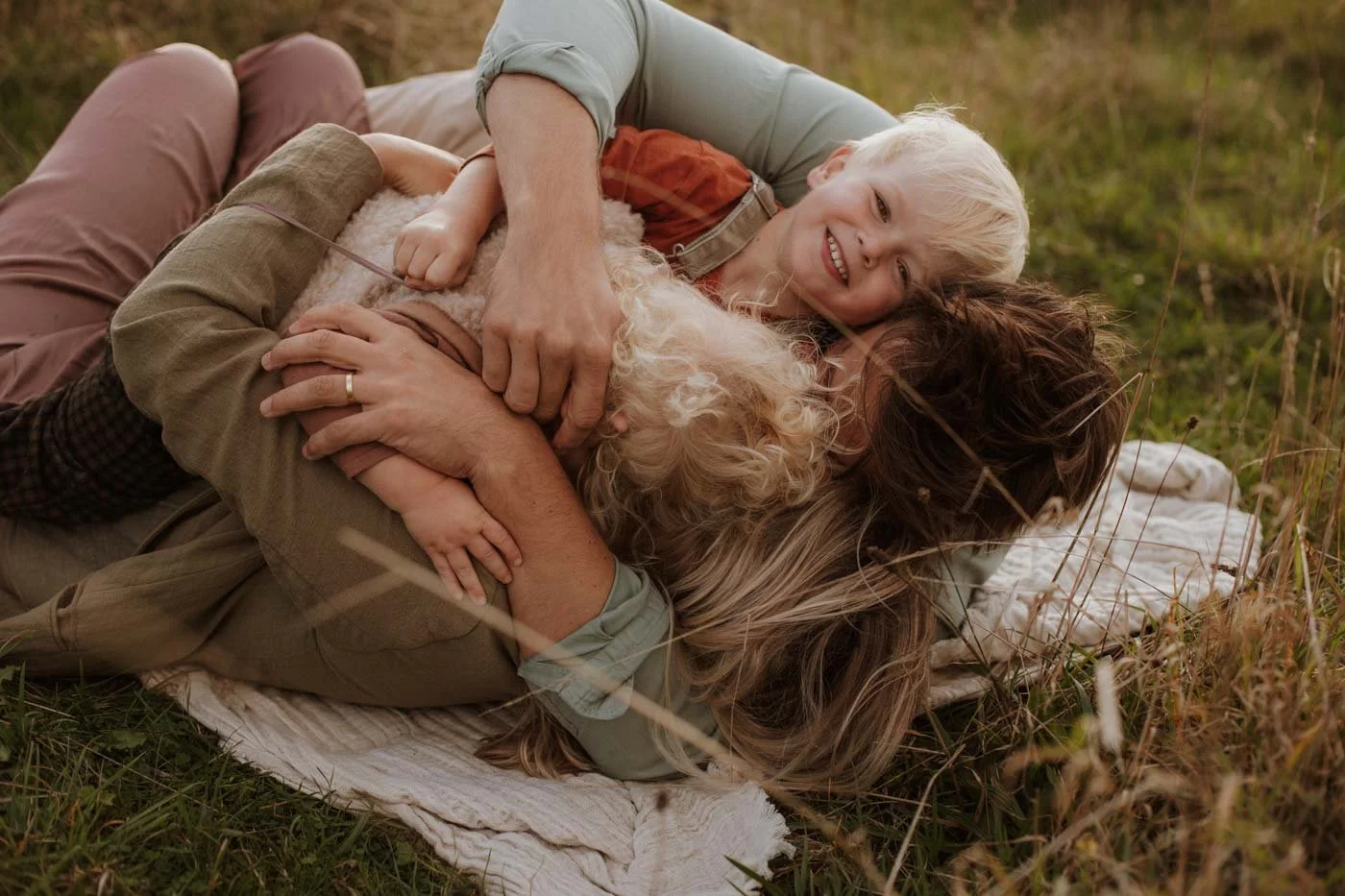 familie portret tijdens een familie fotoshoot in de lente