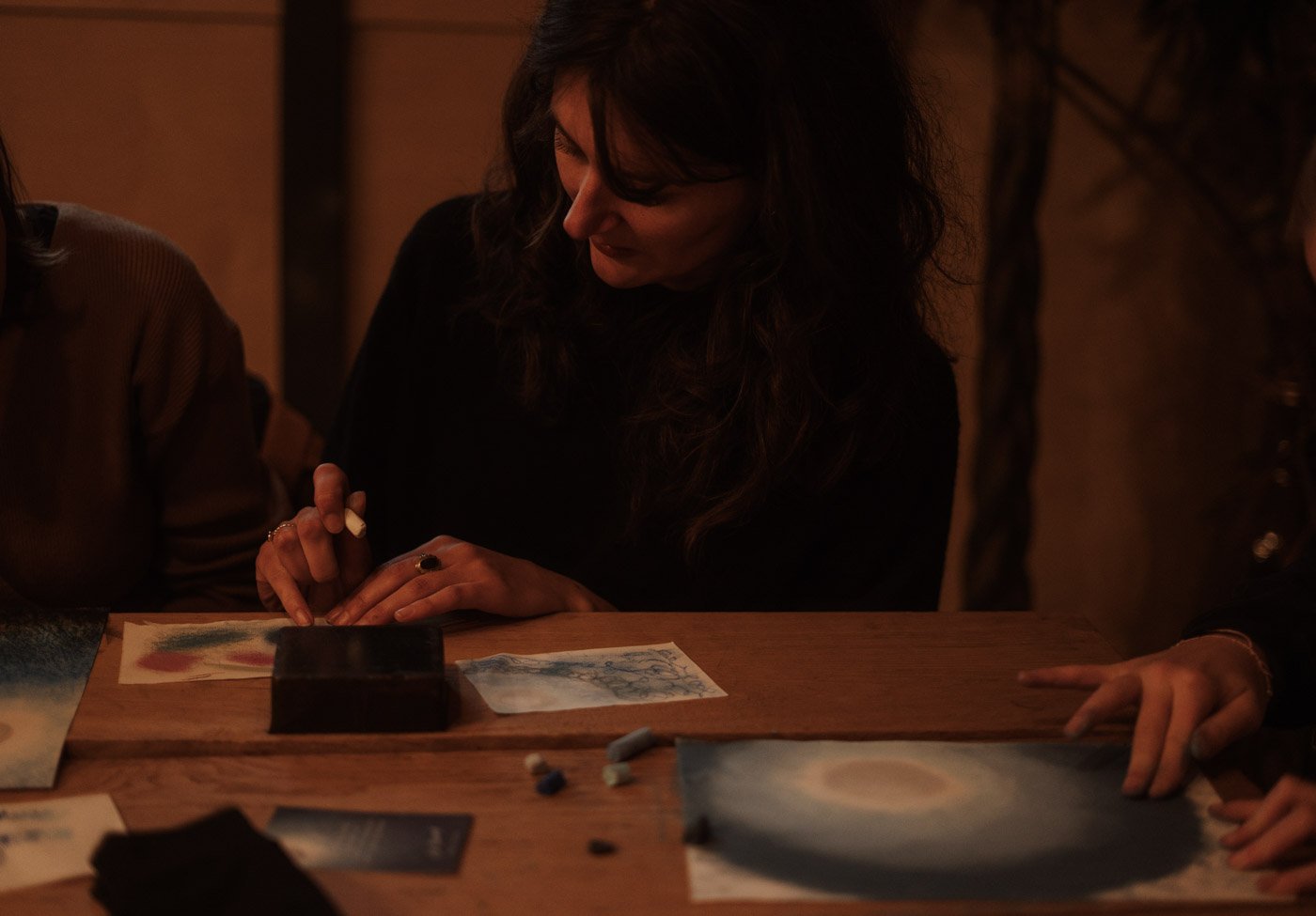 Branding fotografie voor tekenaar Lot Bouwes tijdens haar creatieve proces in haar workshop, gefotografeerd door Ara Schrijvers