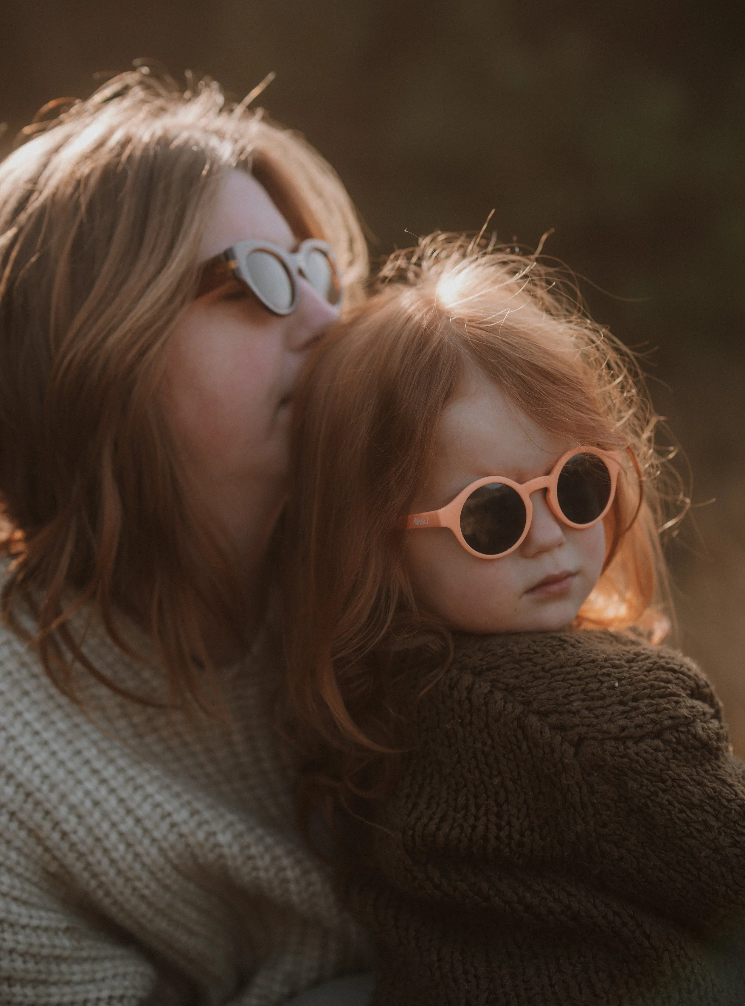 Moeder en kind portret  in de natuur tijdens een familiesessie in Soestduinen