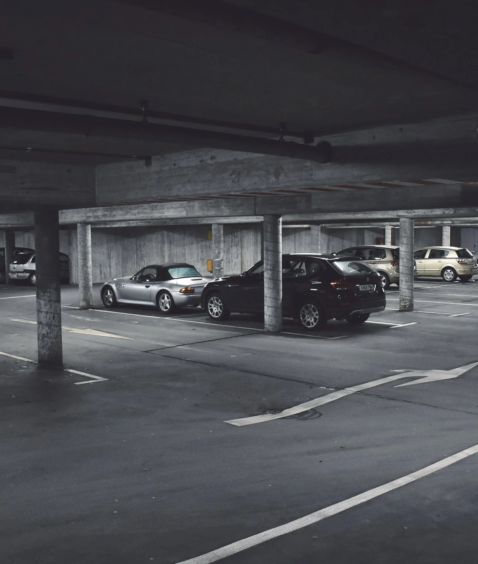 Autos stehen in einer Tiefgarage