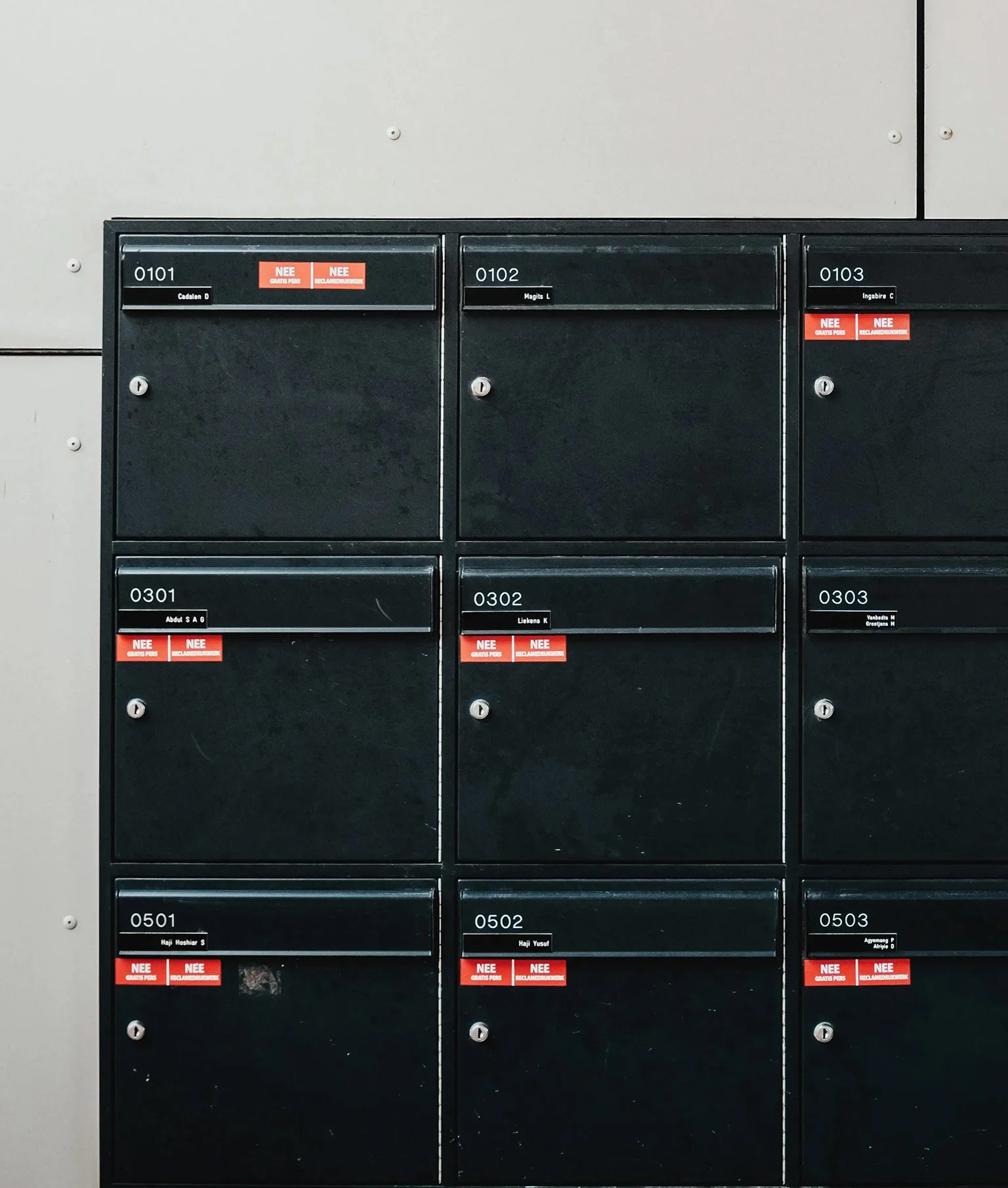 Schwarze Briefkästen