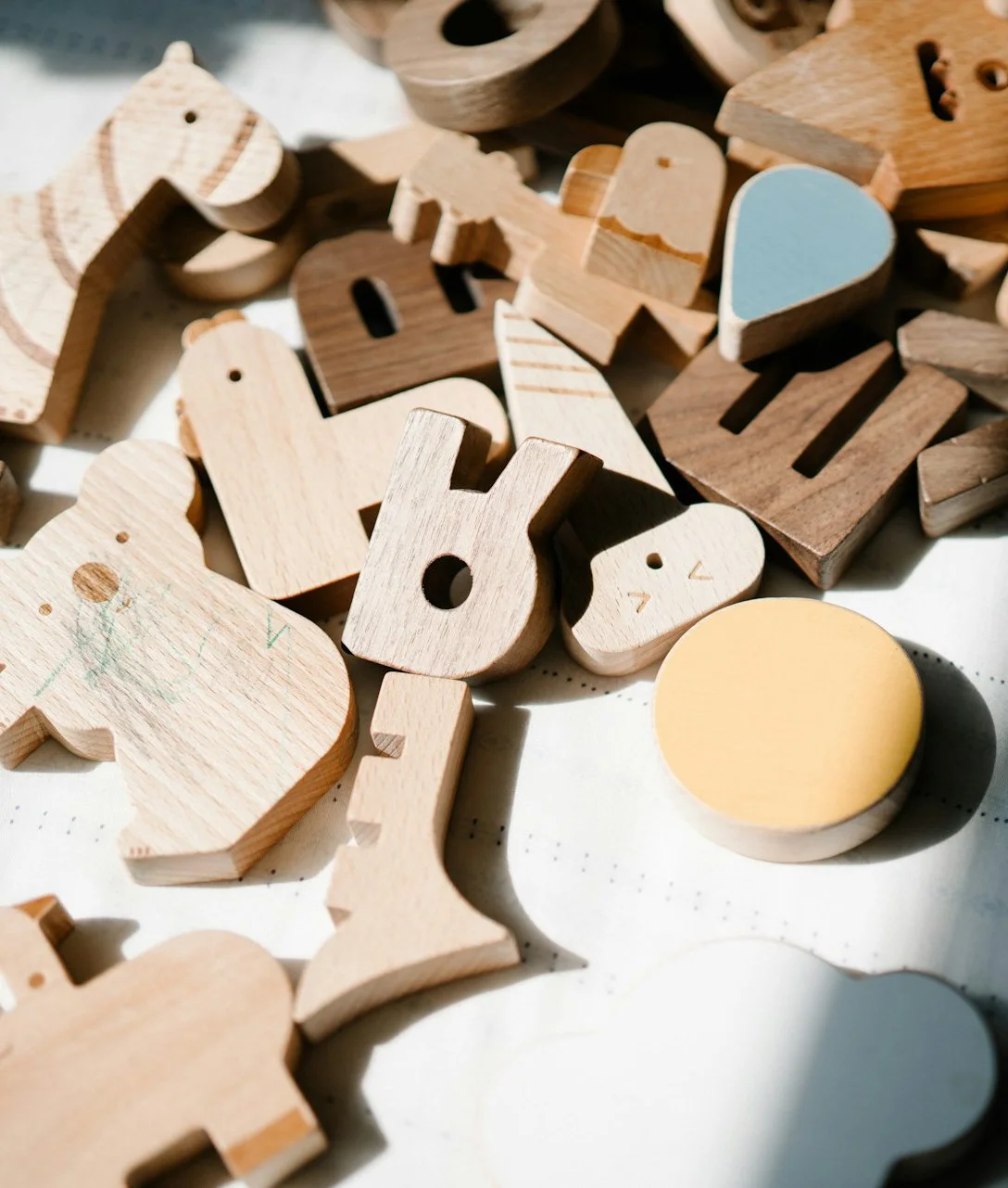 Holzspielzeug auf dem Boden