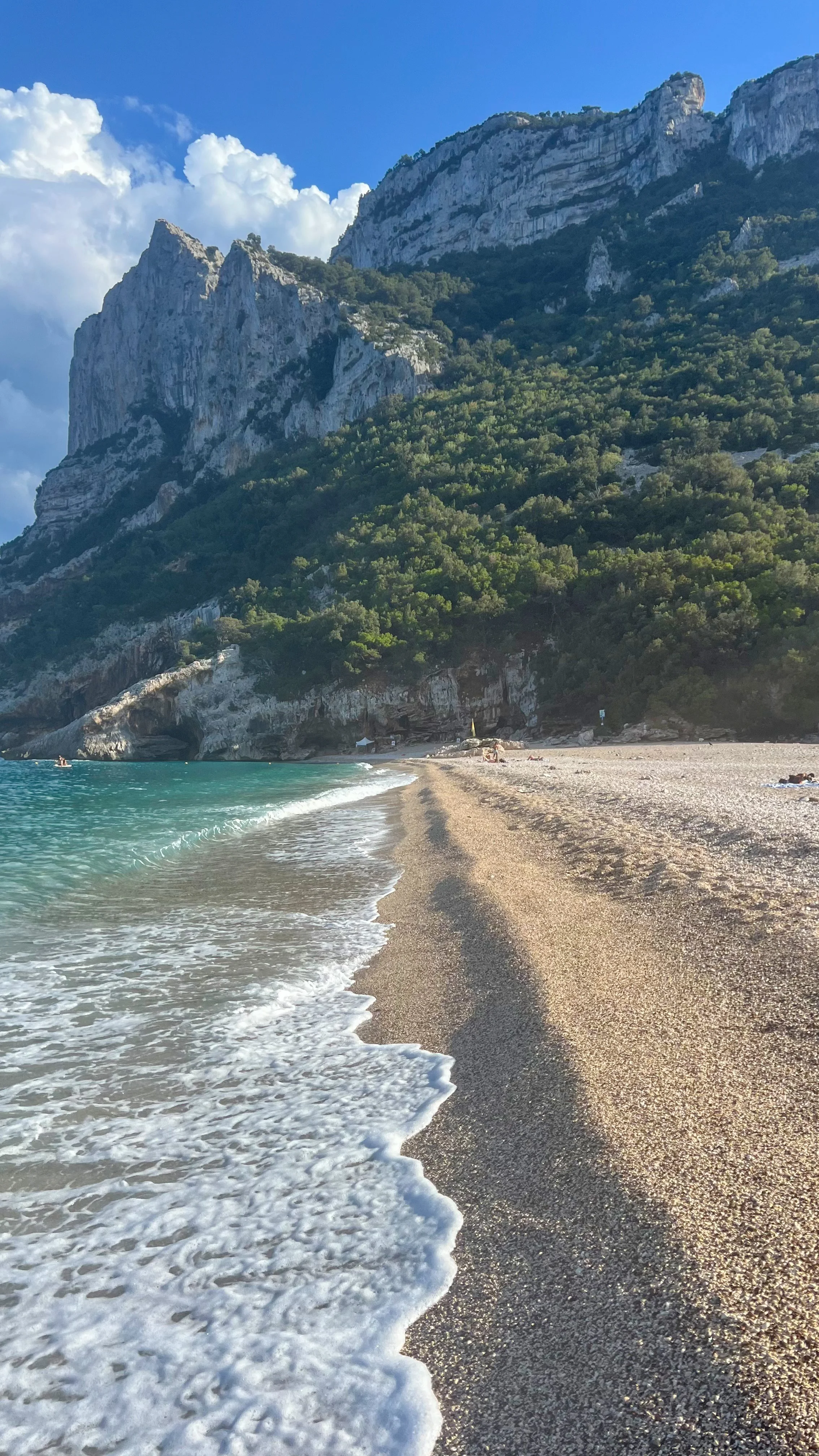 Strand und Fels an der sardischen Ostküste.