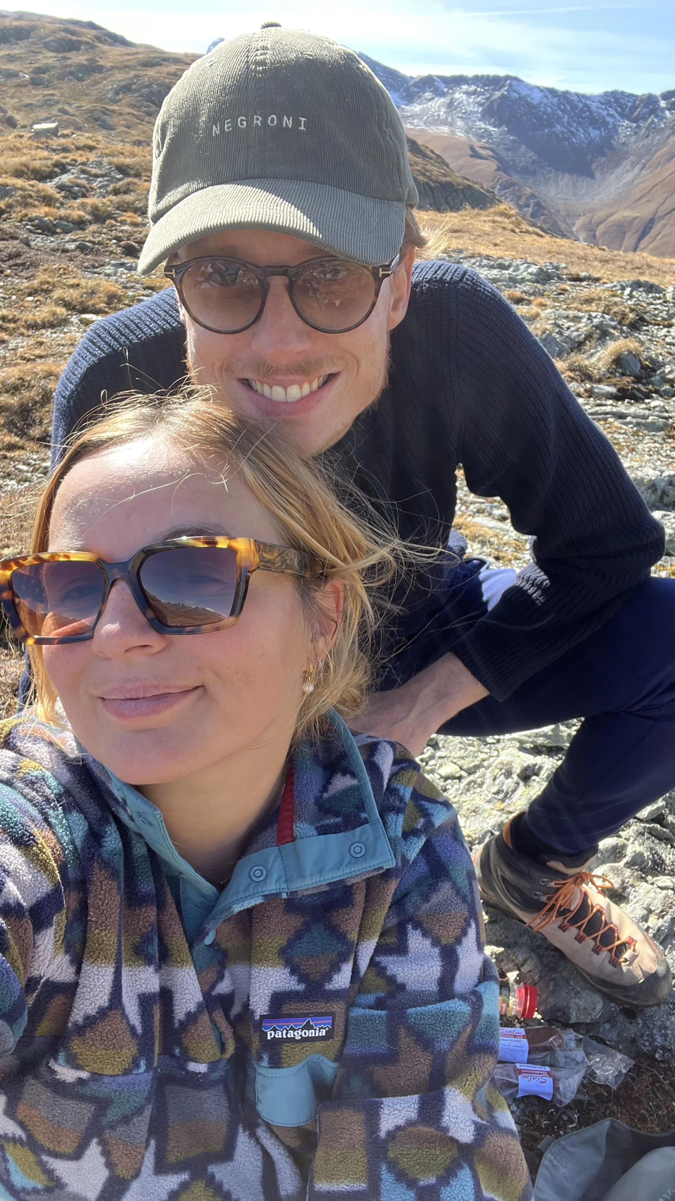 Couple-Selfie im Wanderoutfit.