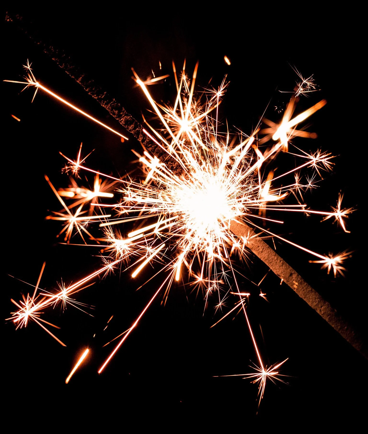 Funken einer Wunderkerze in der dunklen Nacht.