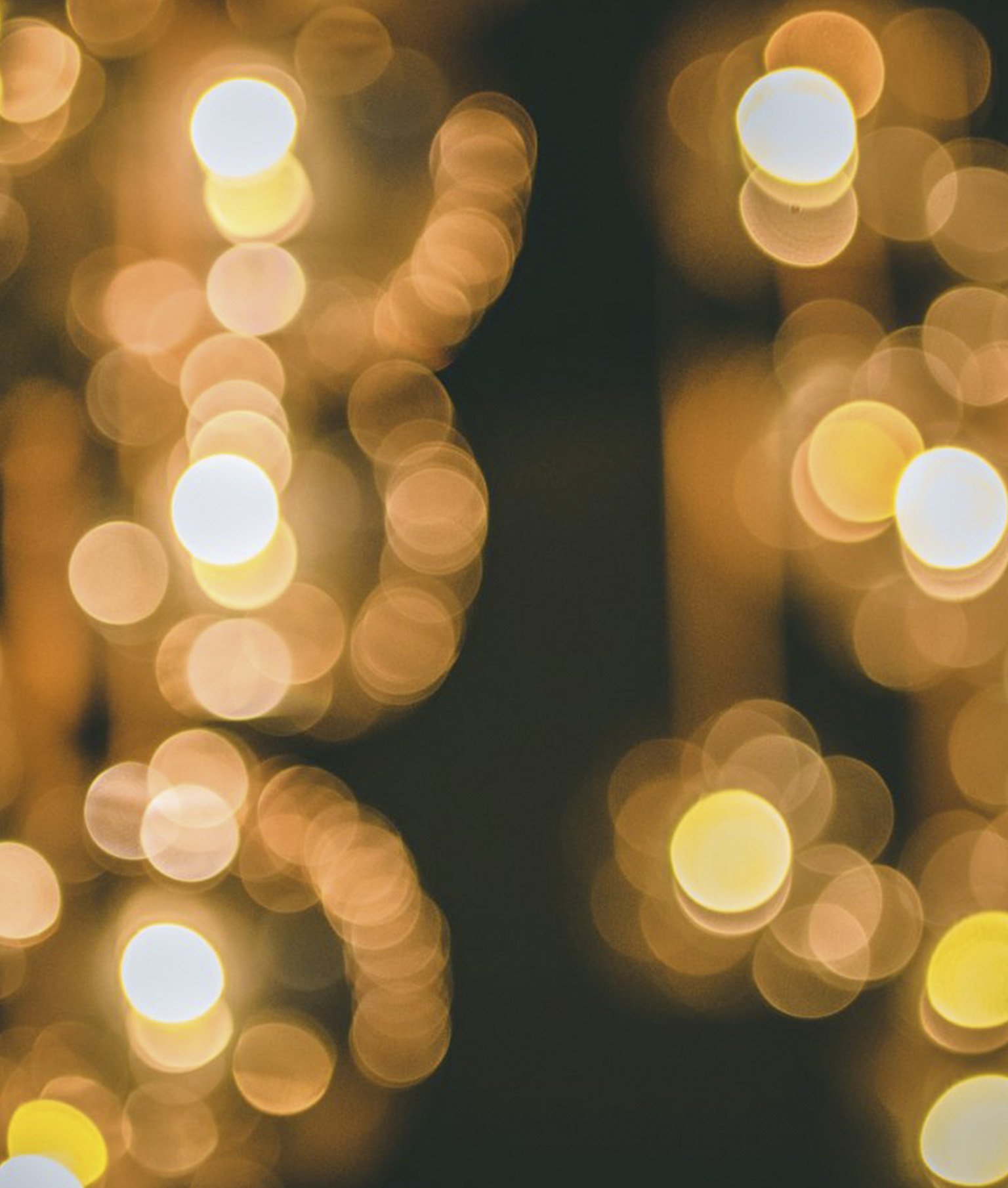 Funken einer Wunderkerze in der dunklen Nacht.