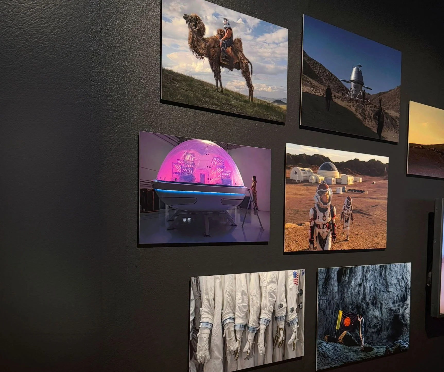 Collage aus Bildern zum Thema Raumfahrt. Fotografiska Stockholm.