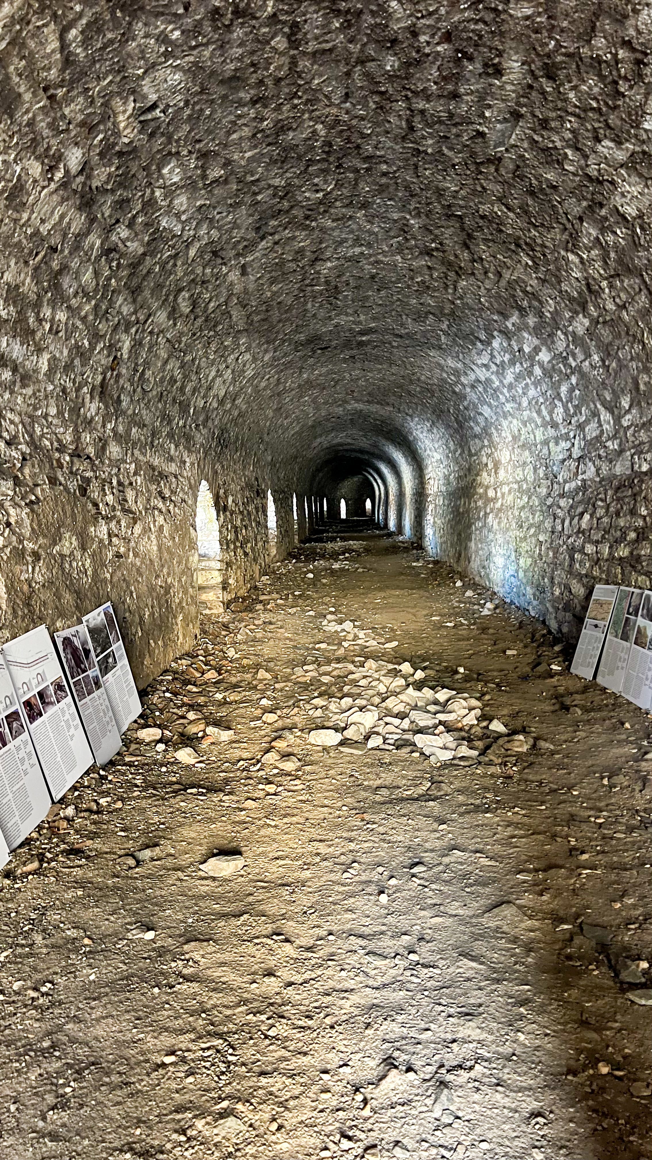 Alter Stollen, durch den nun ein Wanderweg führt.