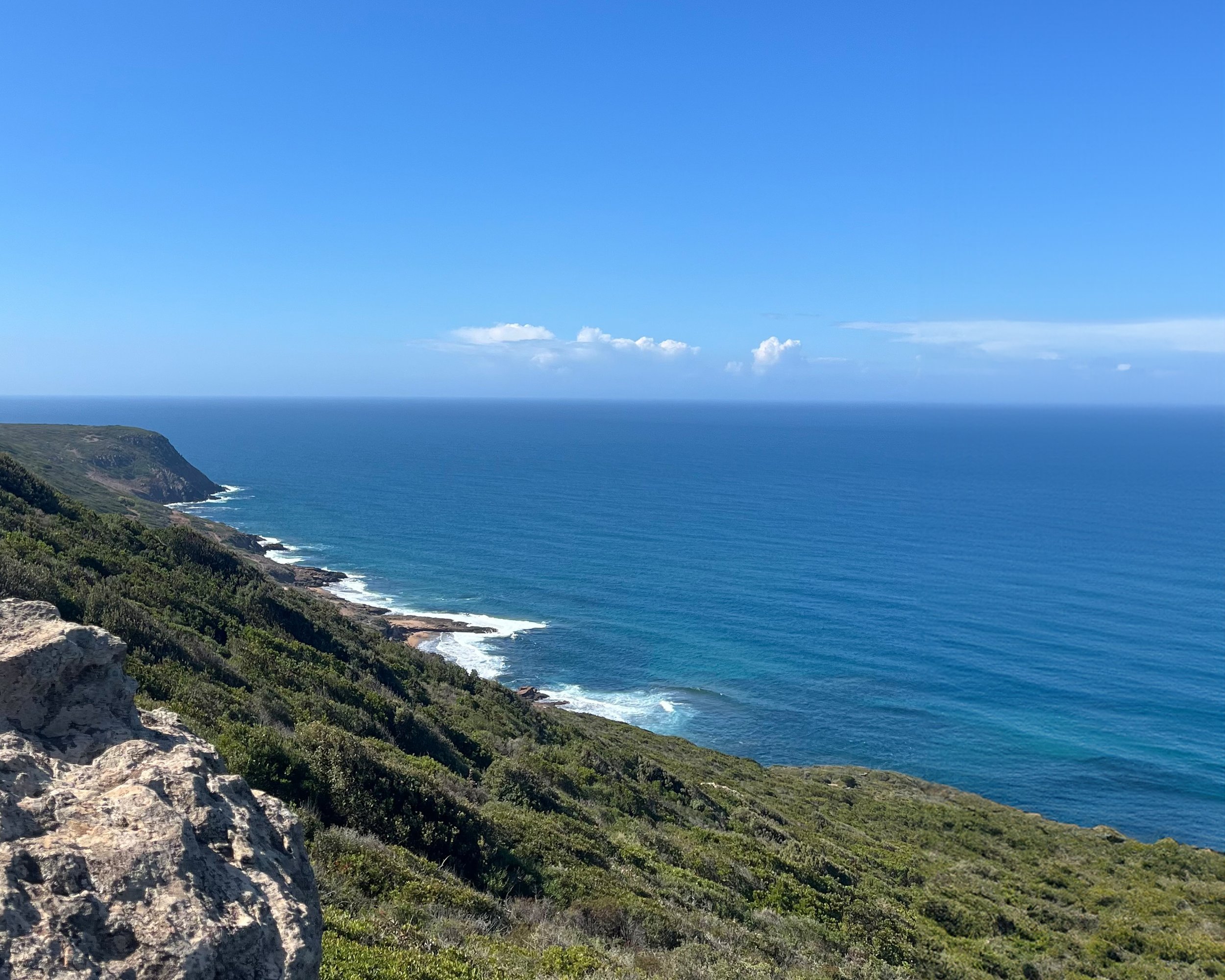 Aussicht von einem Berg auf die sardische Küste.