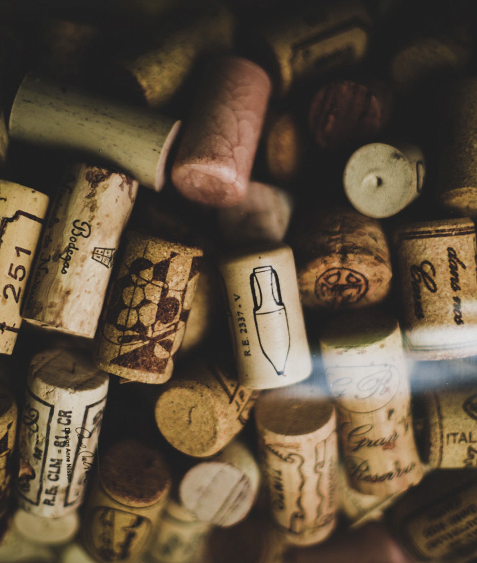 Viele Weinkorken in einem Glas