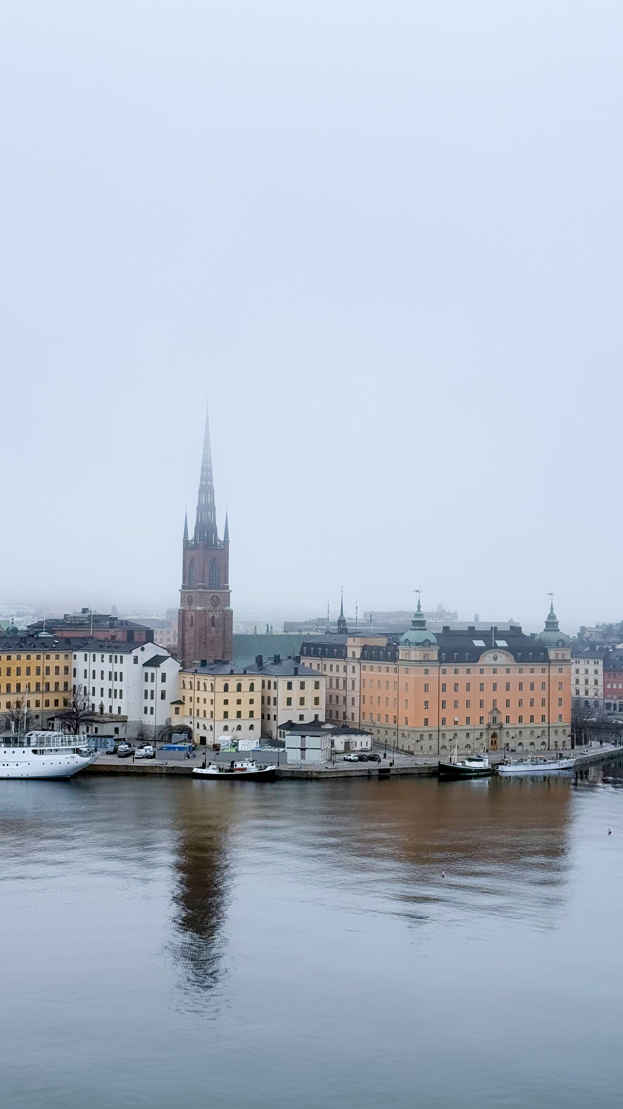 Skyline von Stockholm in dämmrigem Licht.