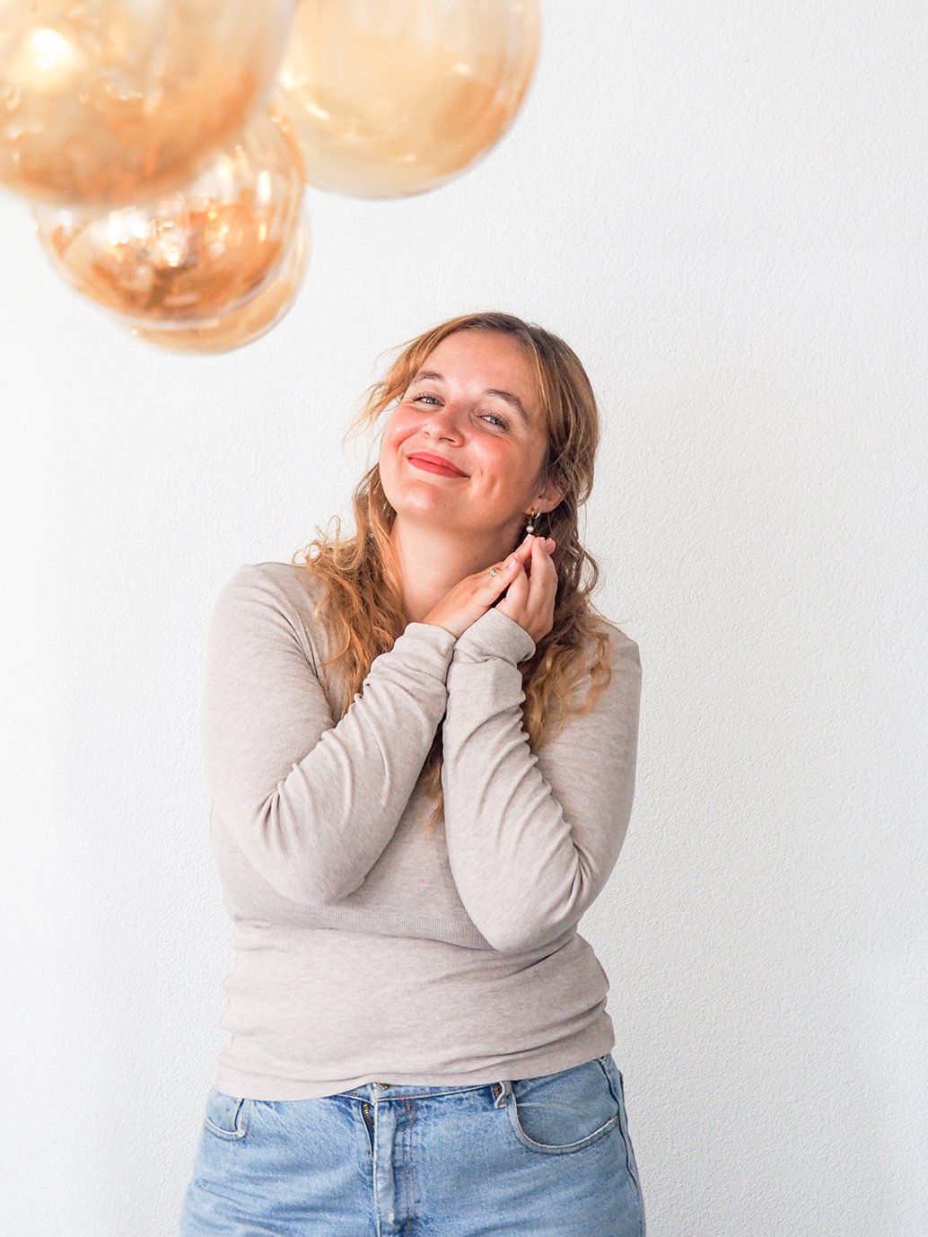 Portrait von Lina Hodel. Sanfte Farben und verschwommene Designelemente im Vordergrund. © Nils Hodel