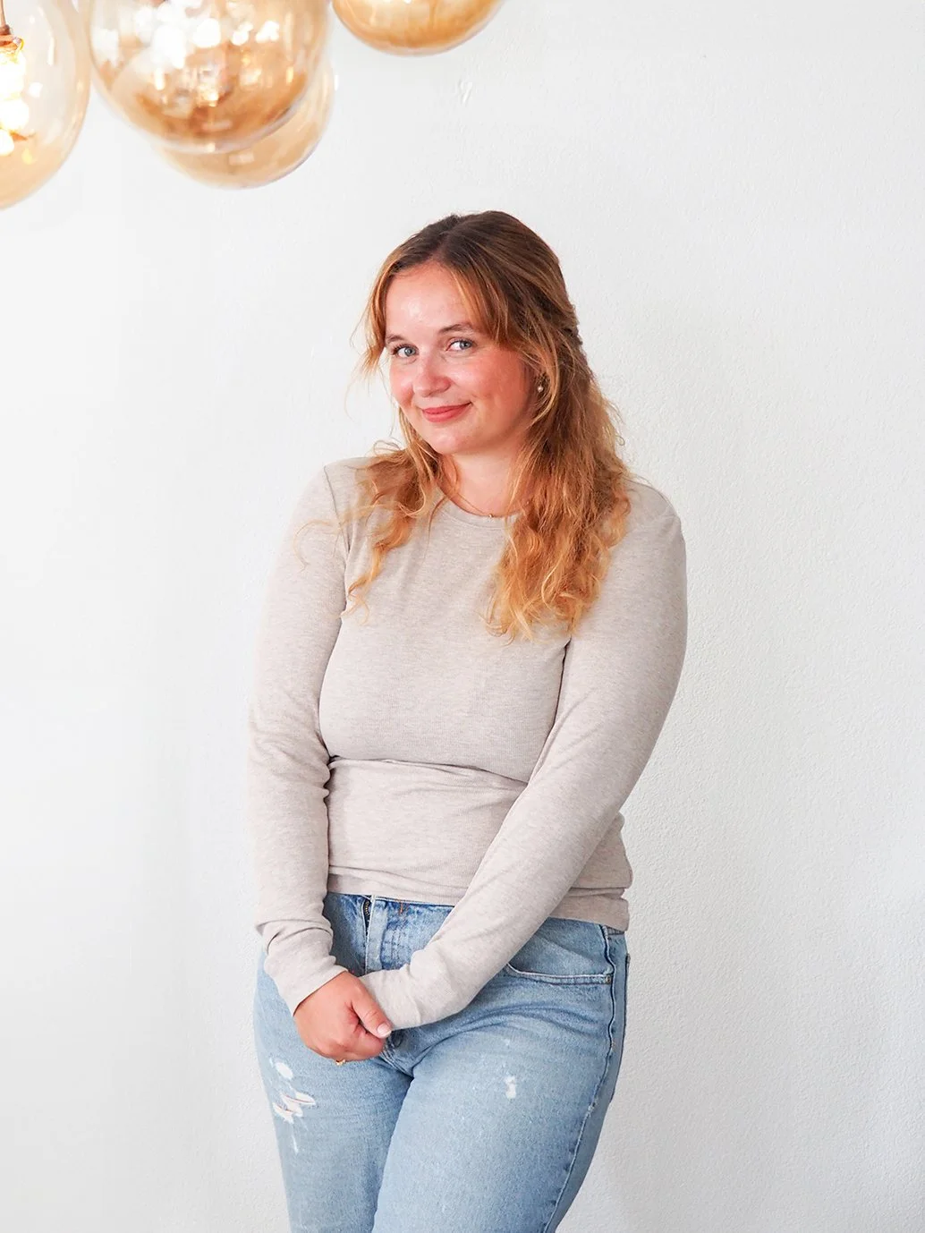 Portrait von Lina Hodel. Sanfte Farben und verschwommene Designelemente im Vordergrund. © Nils Hodel