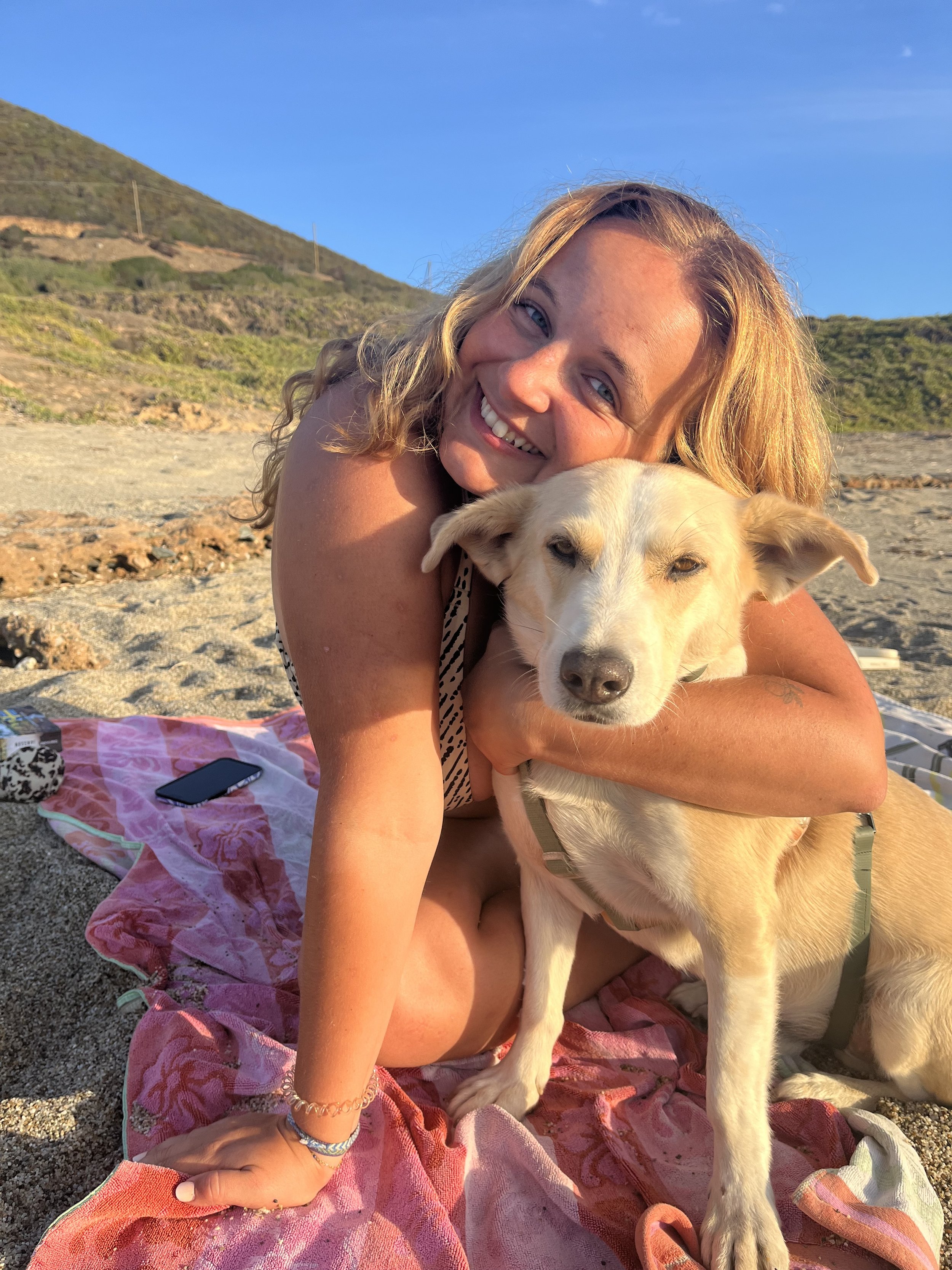 Lina und Yari am Strand.