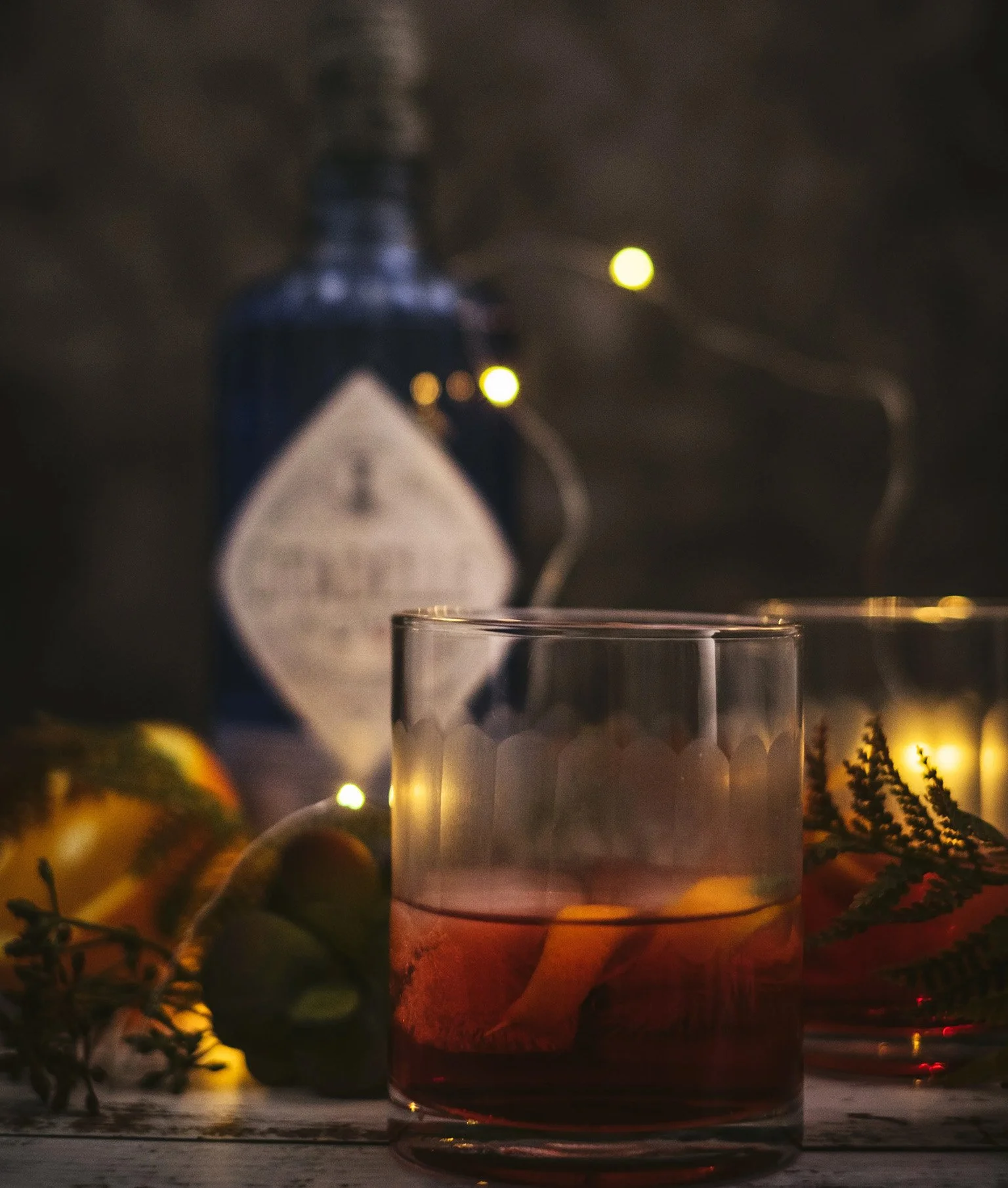 Drink mit Orangenzeste in stimmungsvollem Licht.